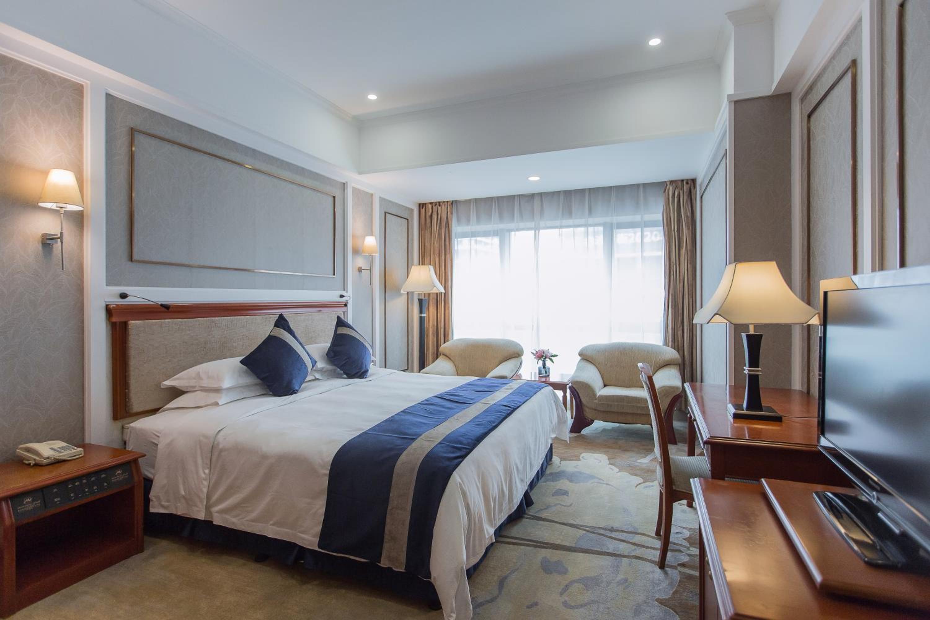 Superior King Room with City View photo 3
