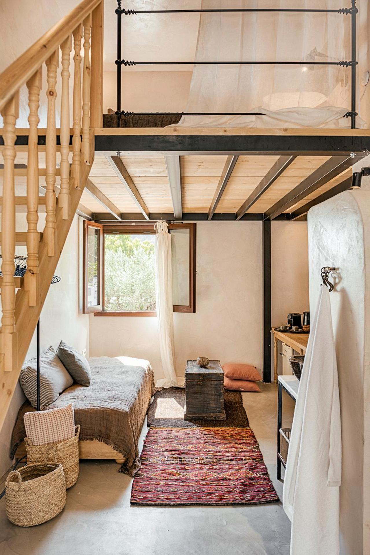 Deluxe King Suite Split-level