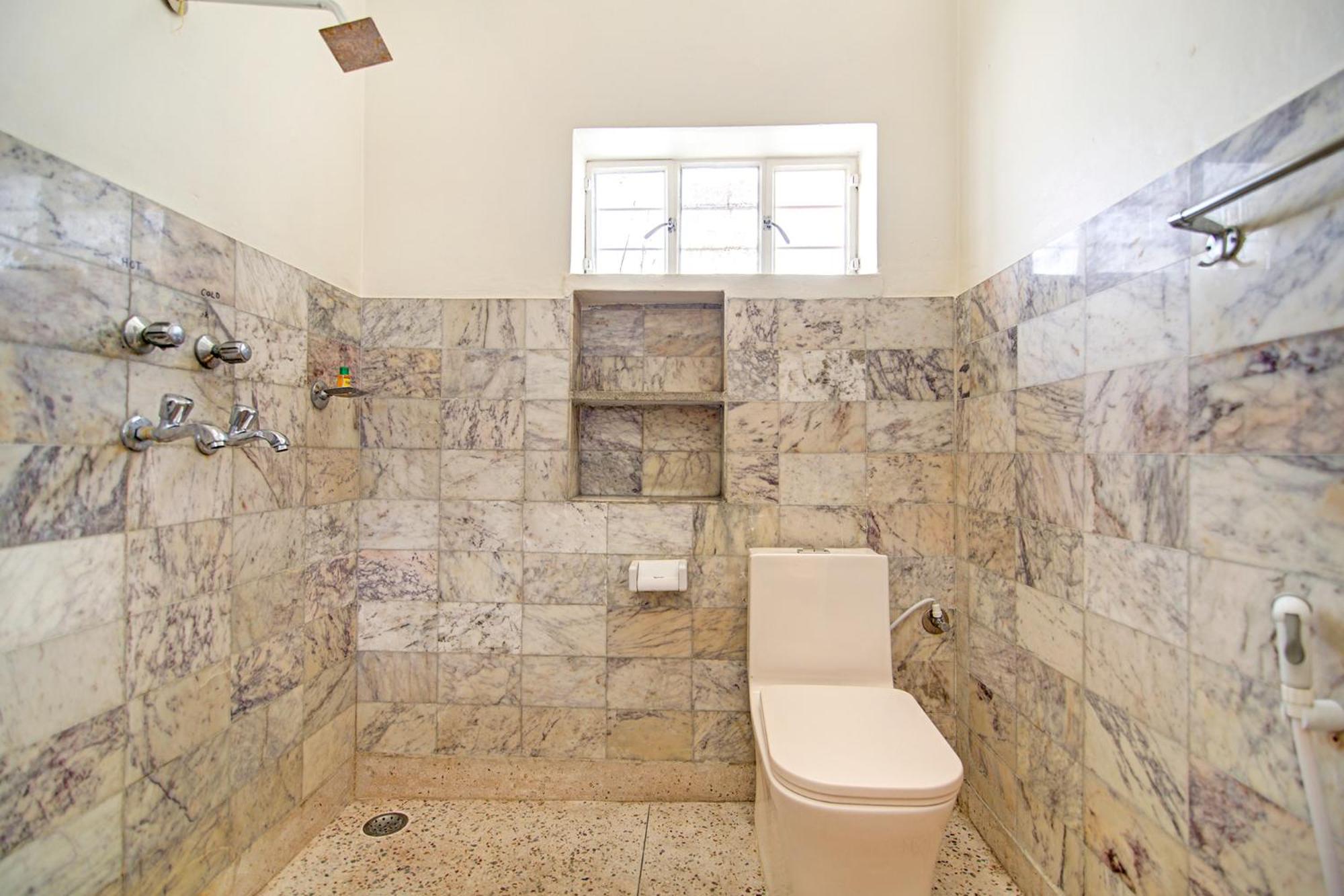 Suite - Photo 15