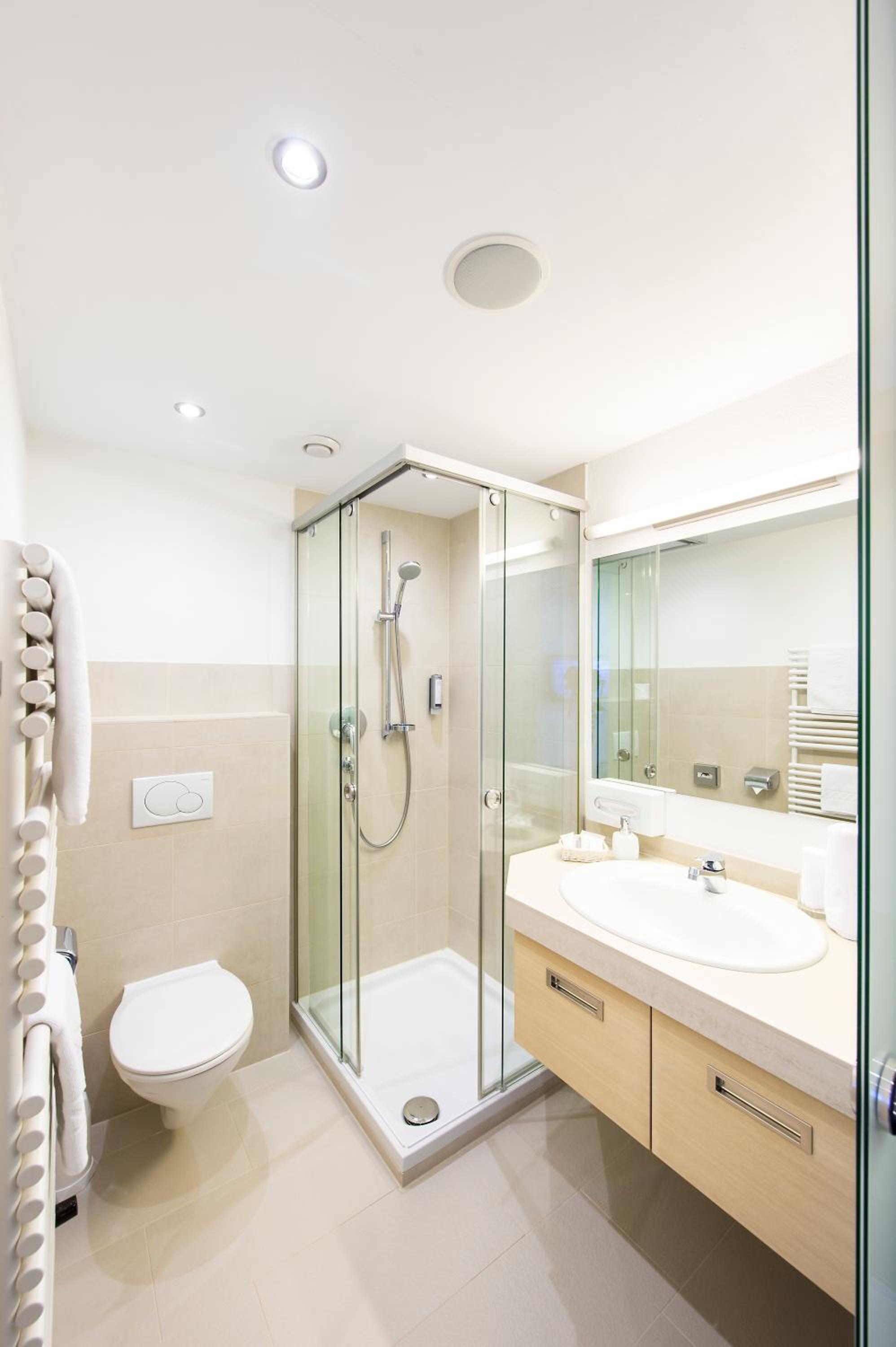 Deluxe Double Room with Balcony photo 2