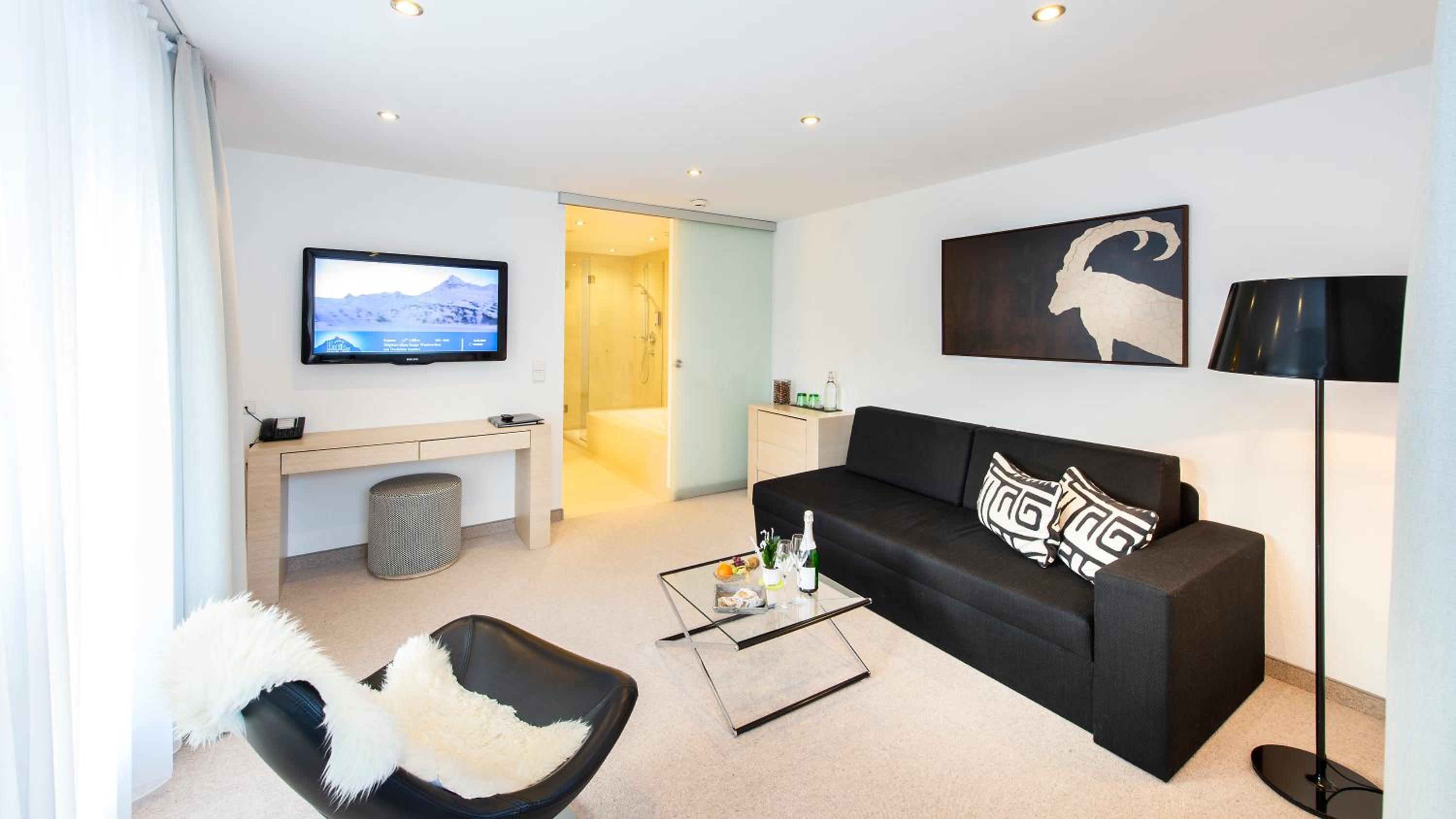 Deluxe Suite with Balcony photo 1