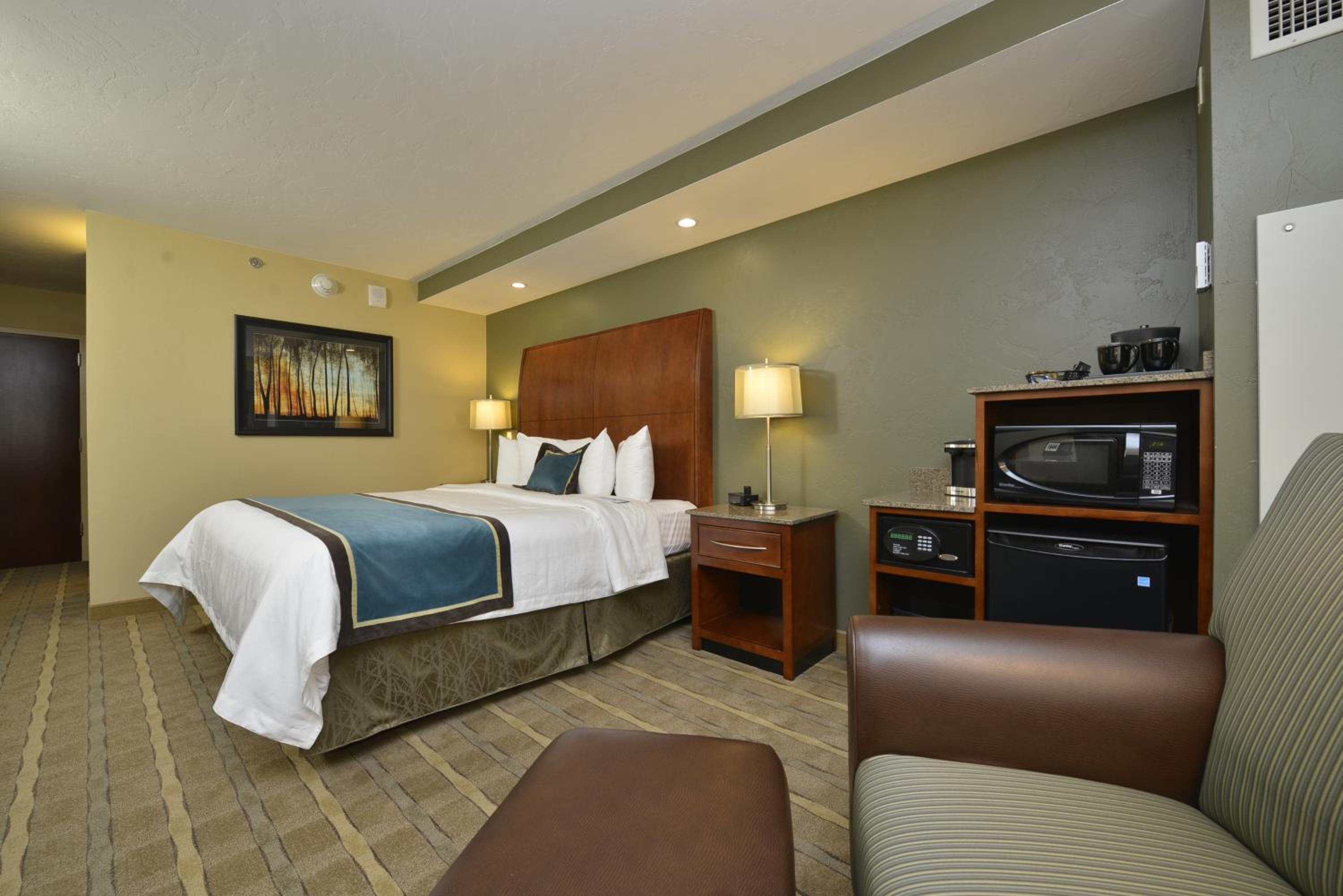 Double Queen Room with Two Queen Beds and City View - Photo 1