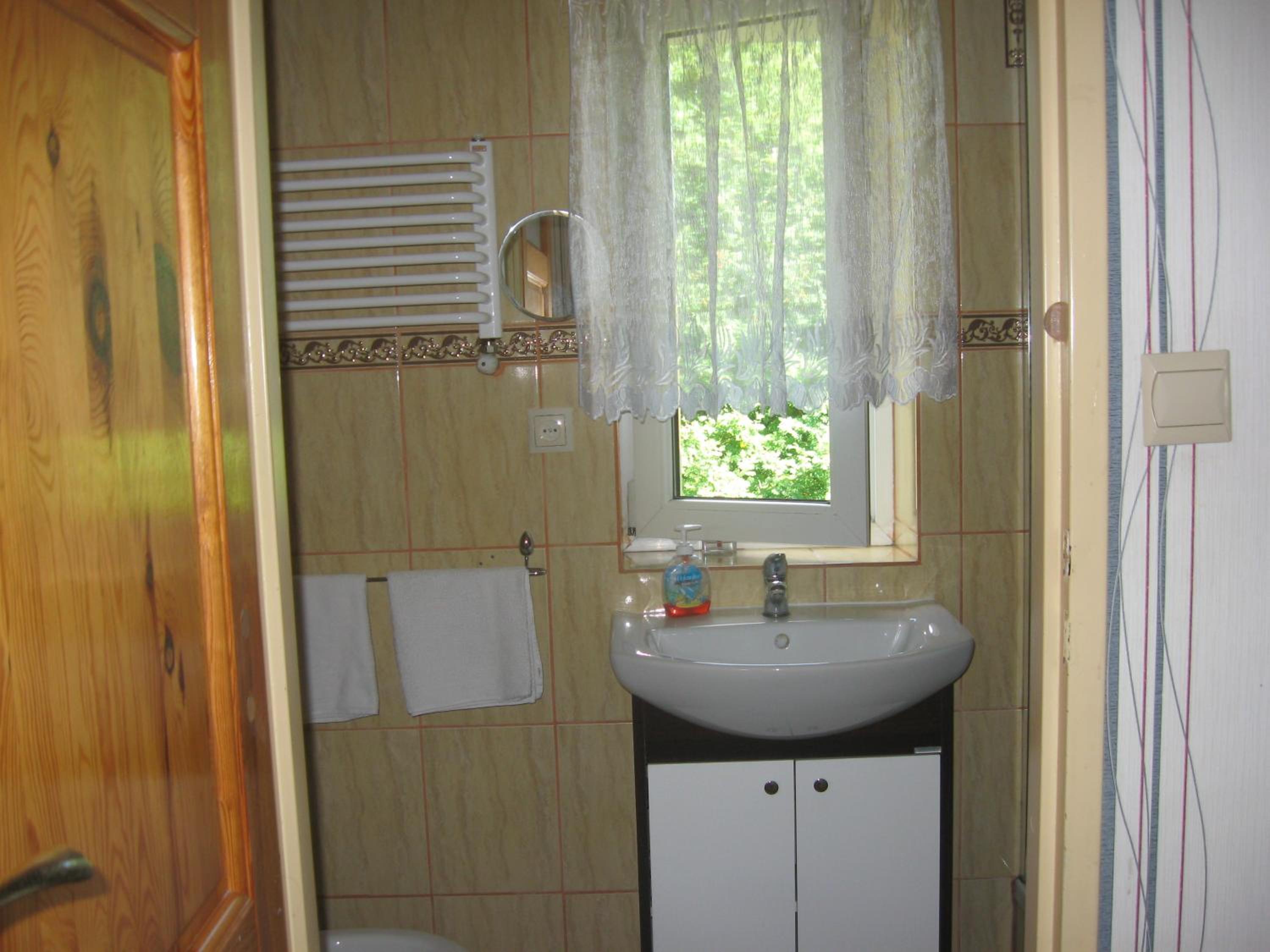 Twin Room with Private Bathroom - Photo 4