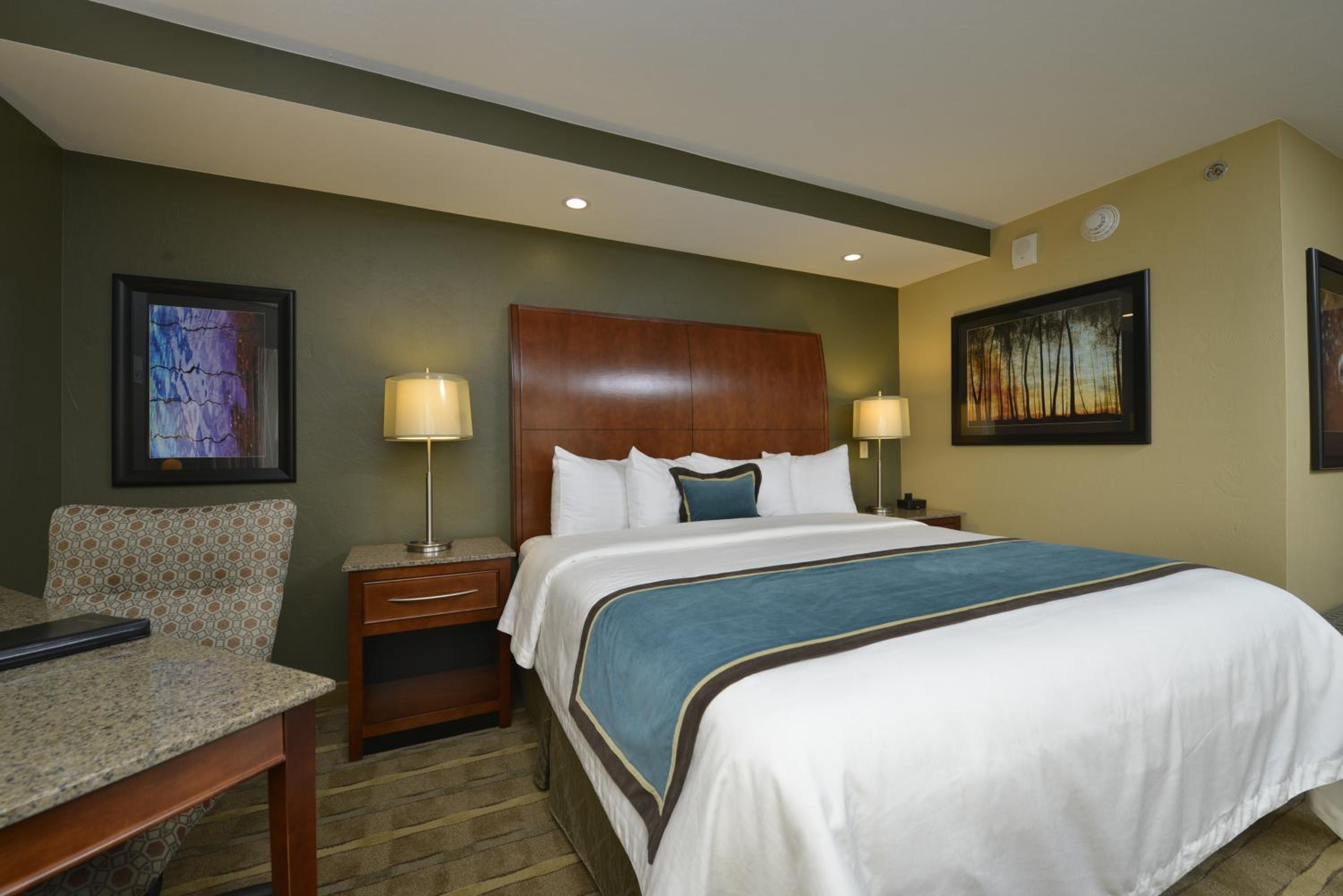 Double Queen Room with Two Queen Beds and City View - Photo 2