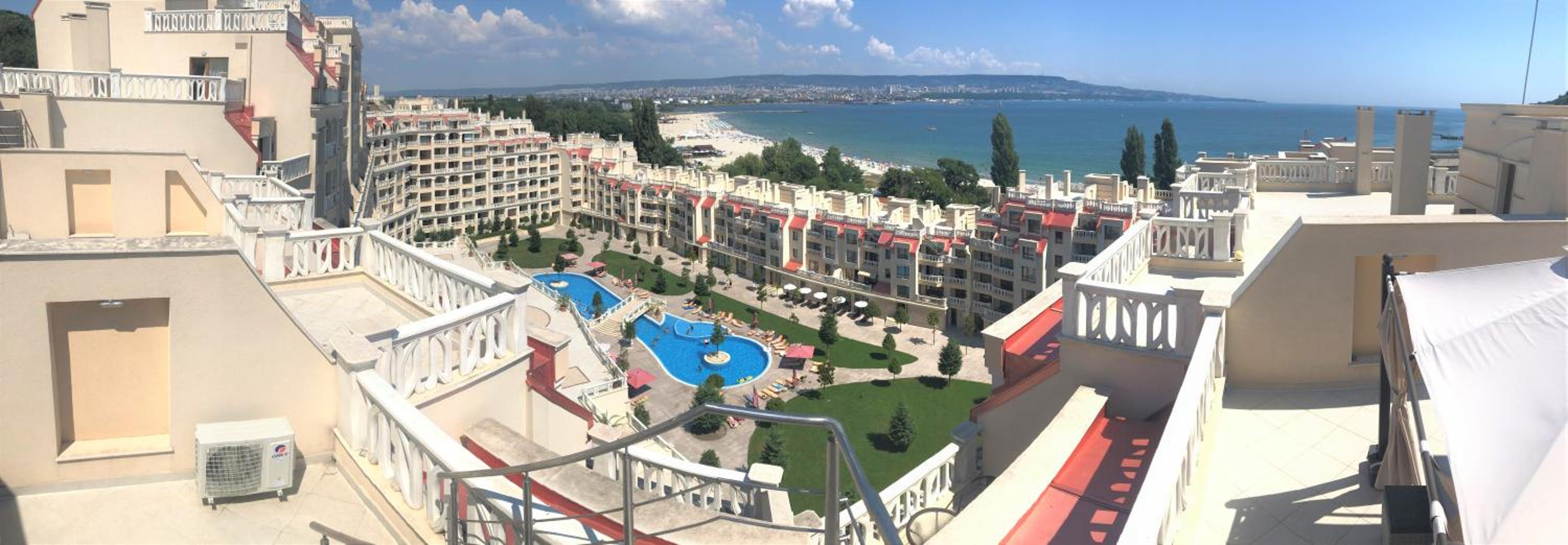 Deluxe Three-Bedroom Apartment with Panoramic View