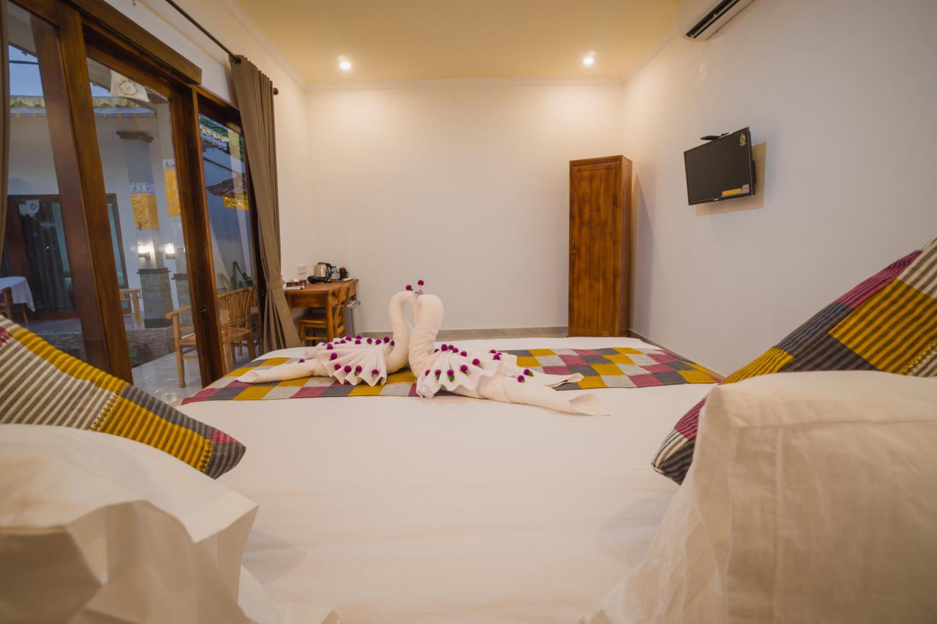 Double Room with Pool View - Photo 8