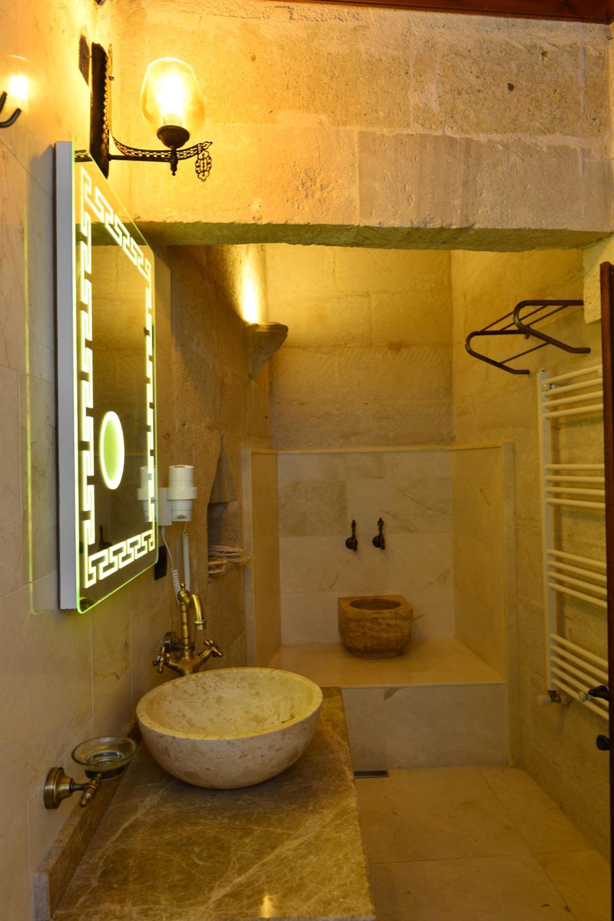 Deluxe Double Room - Photo 16