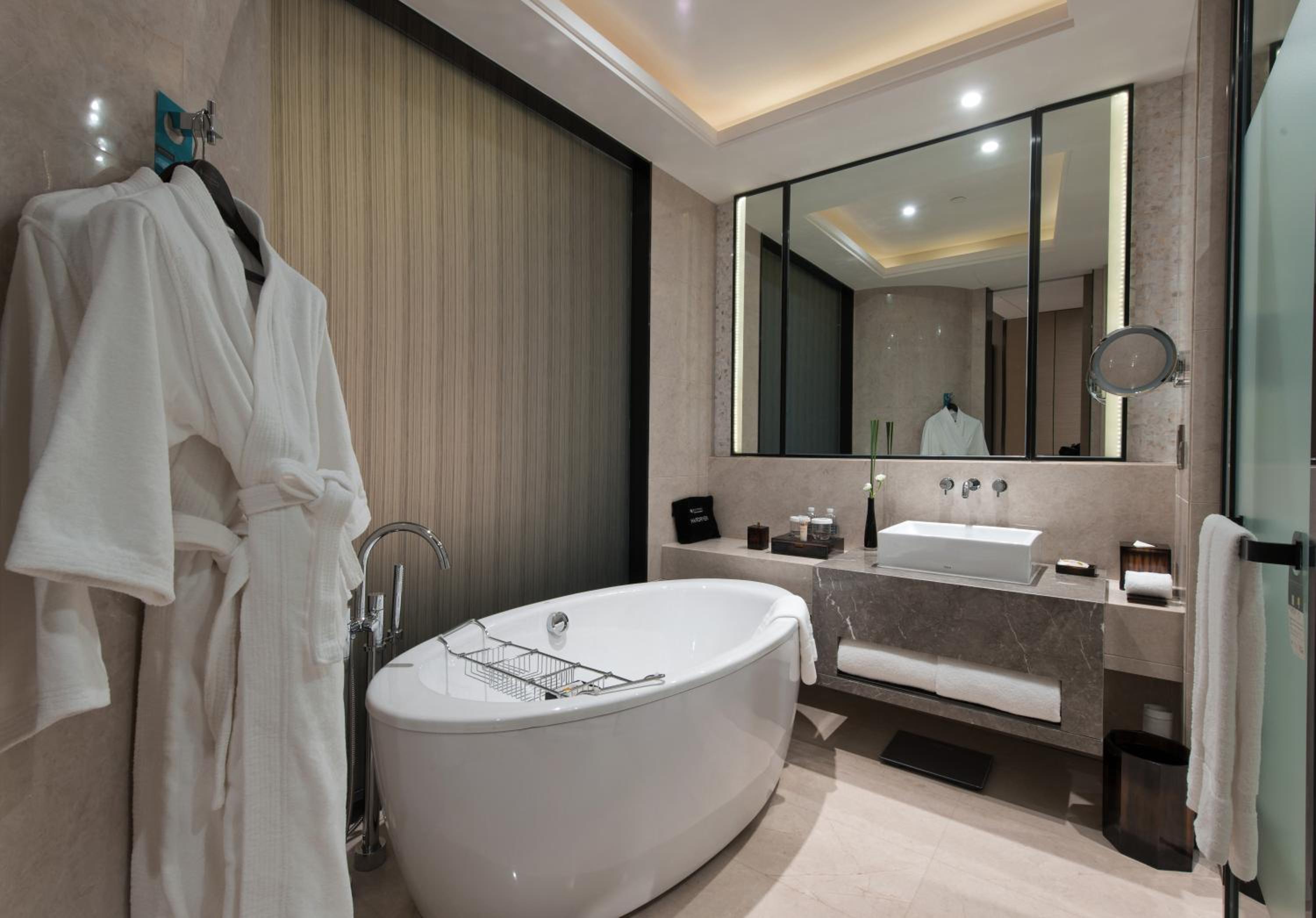 Deluxe King Suite with Lounge Access photo 3