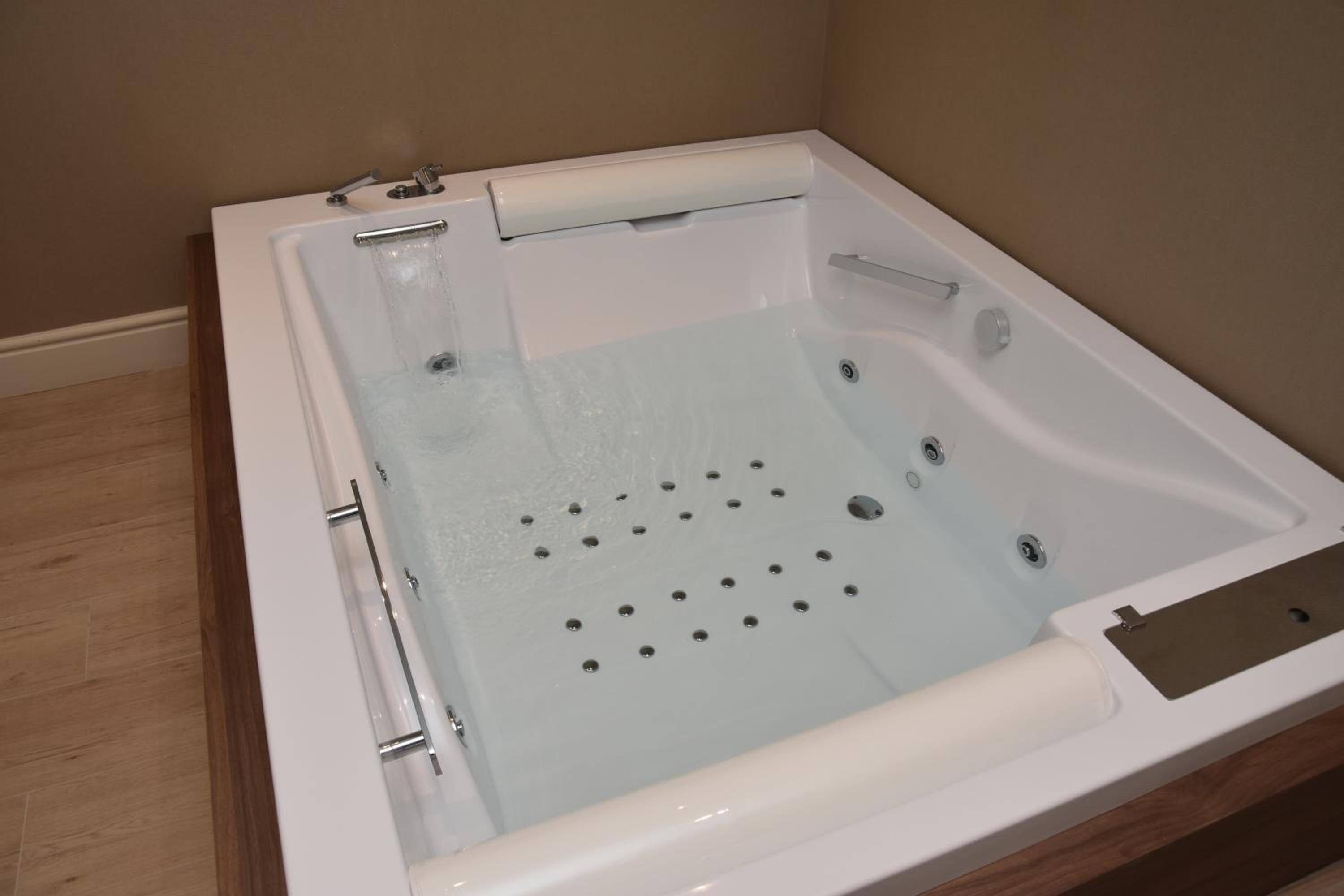 Suite with Spa Bath photo 2