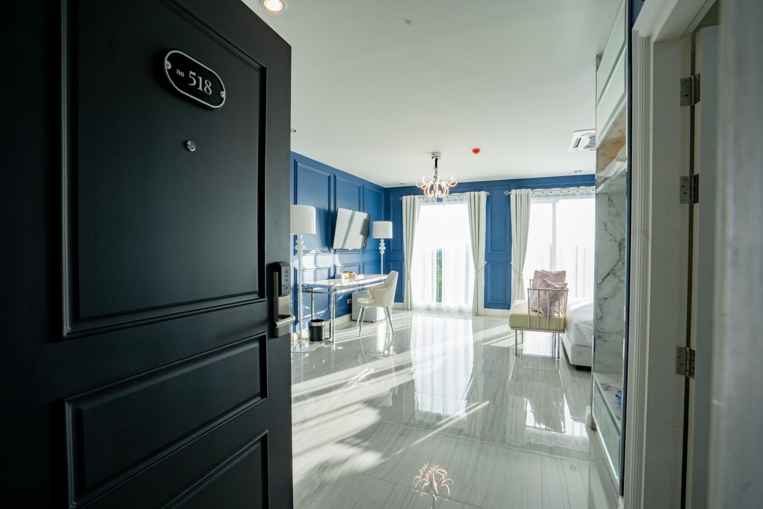 Suite - Photo 24