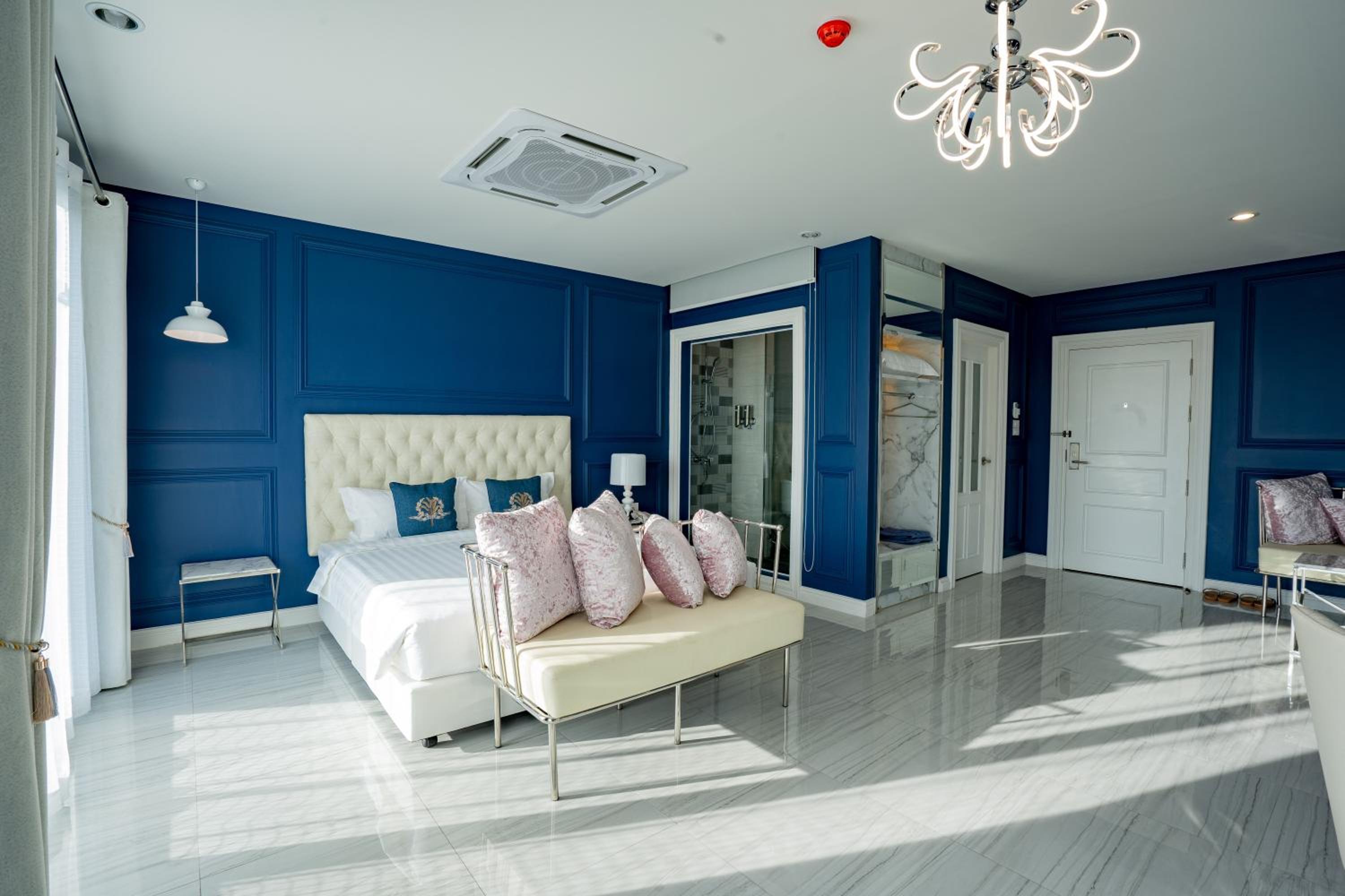 Suite - Photo 11