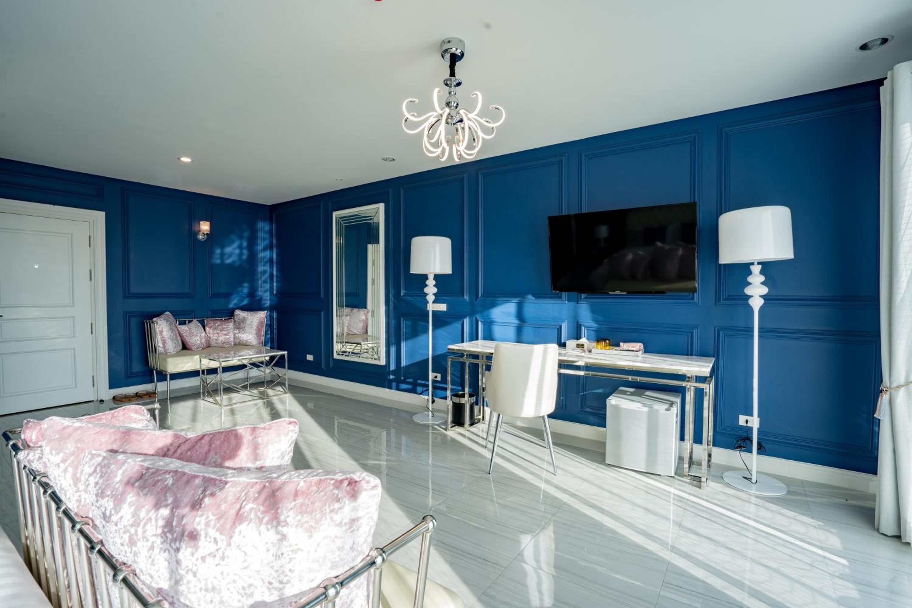 Suite - Photo 10