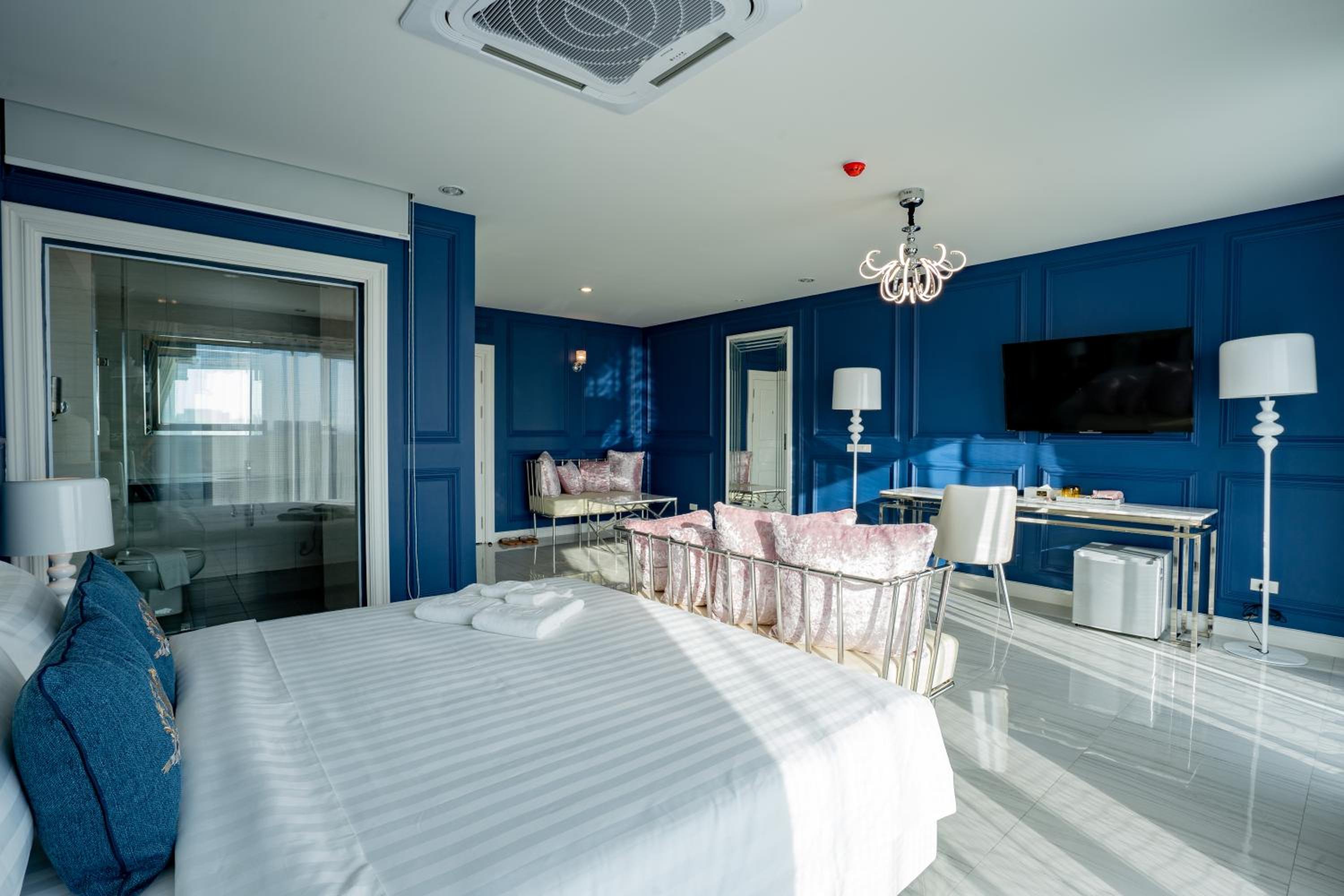 Suite - Photo 9