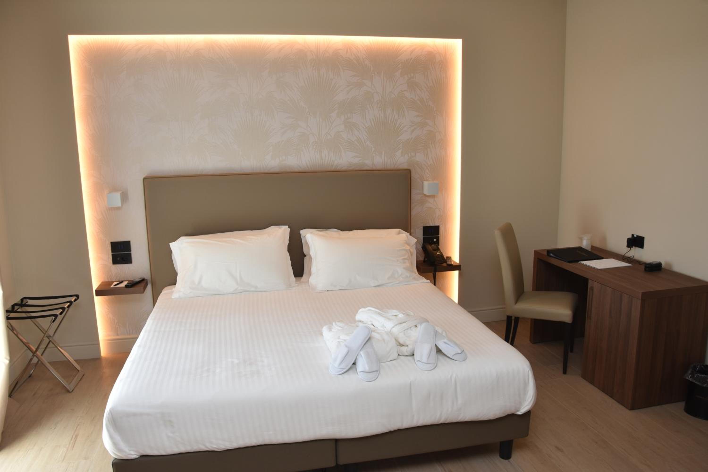 Suite with Spa Bath photo 1