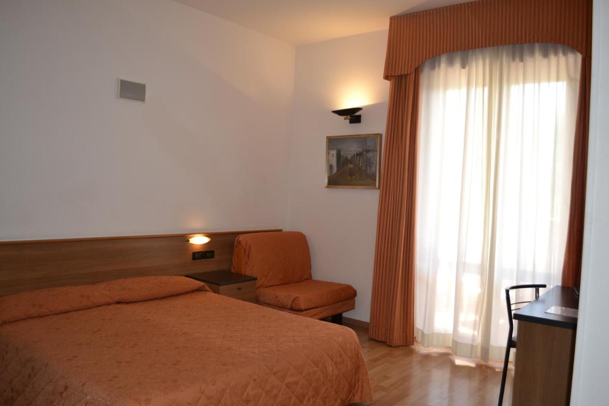 Double Room with Balcony - Photo 3