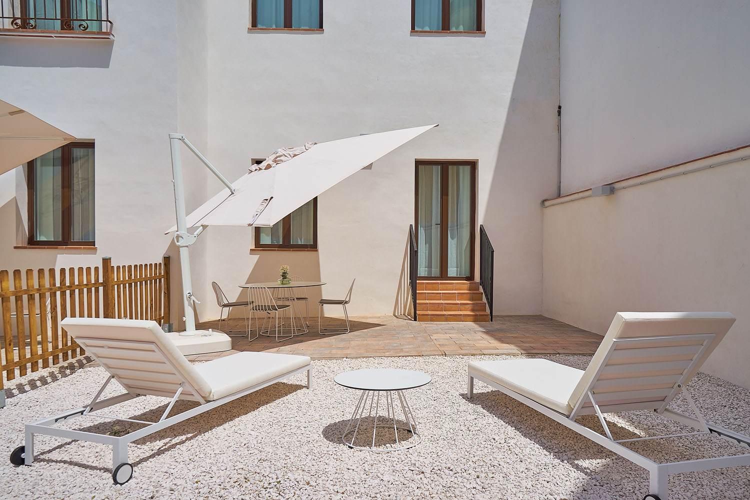 One-Bedroom Apartment with Courtyard - Photo 5