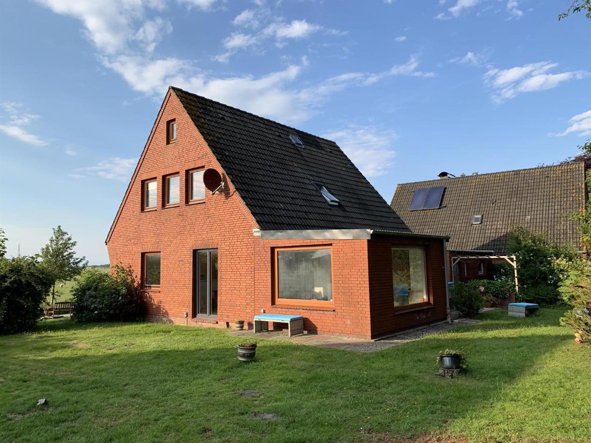 Three-Bedroom House photo 3