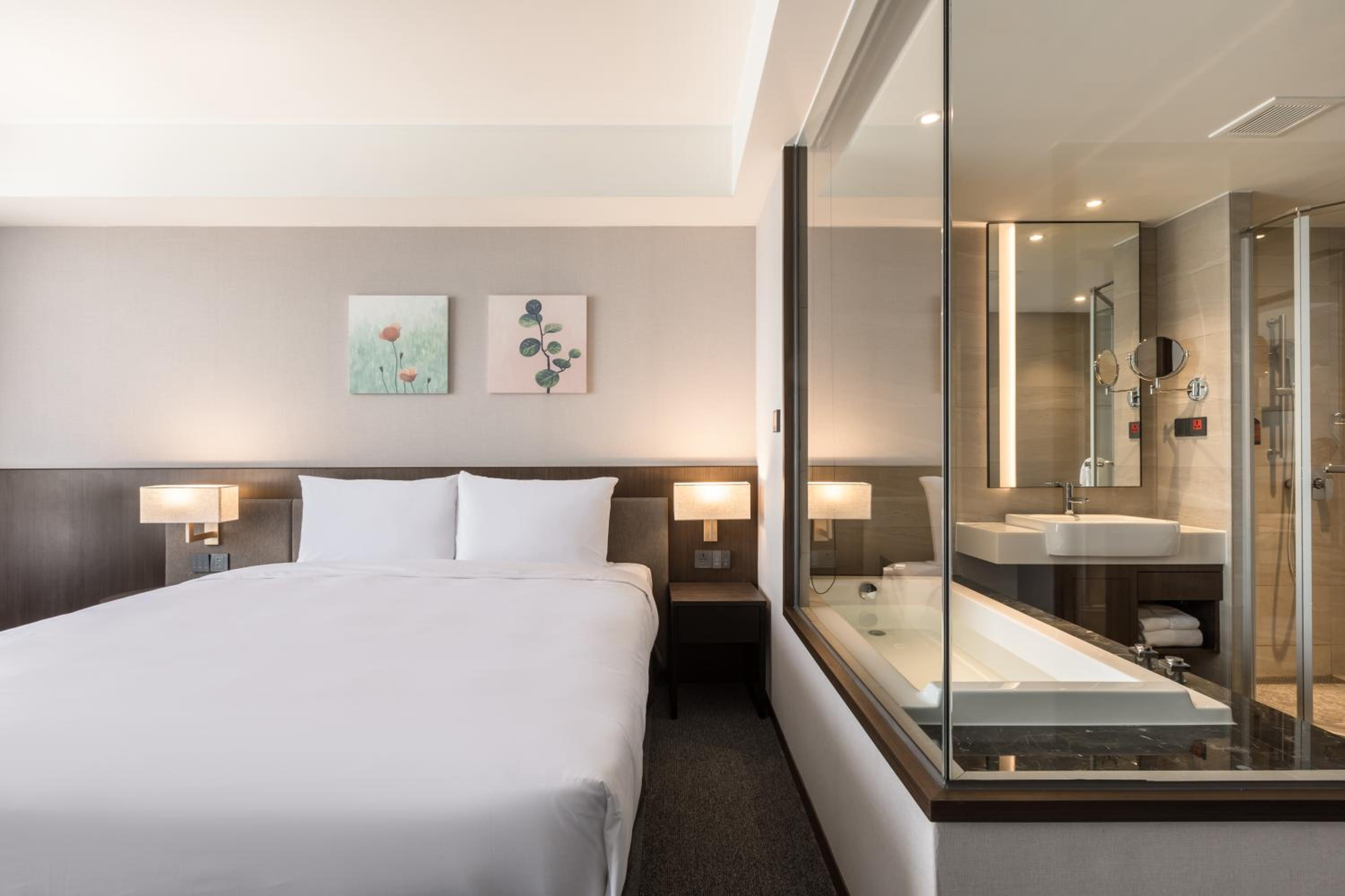 Deluxe King Room - Photo 4