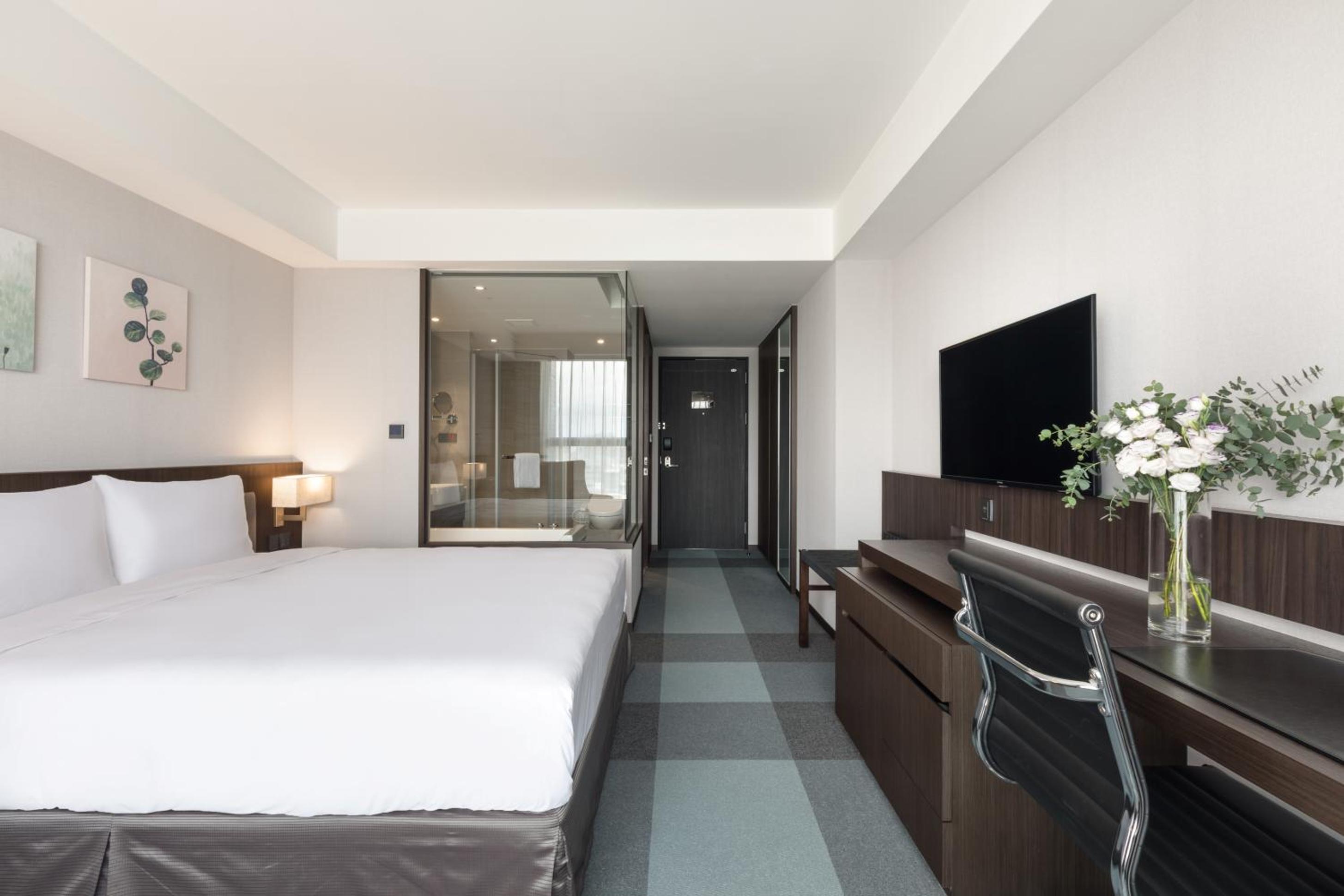 Deluxe King Room - Photo 2
