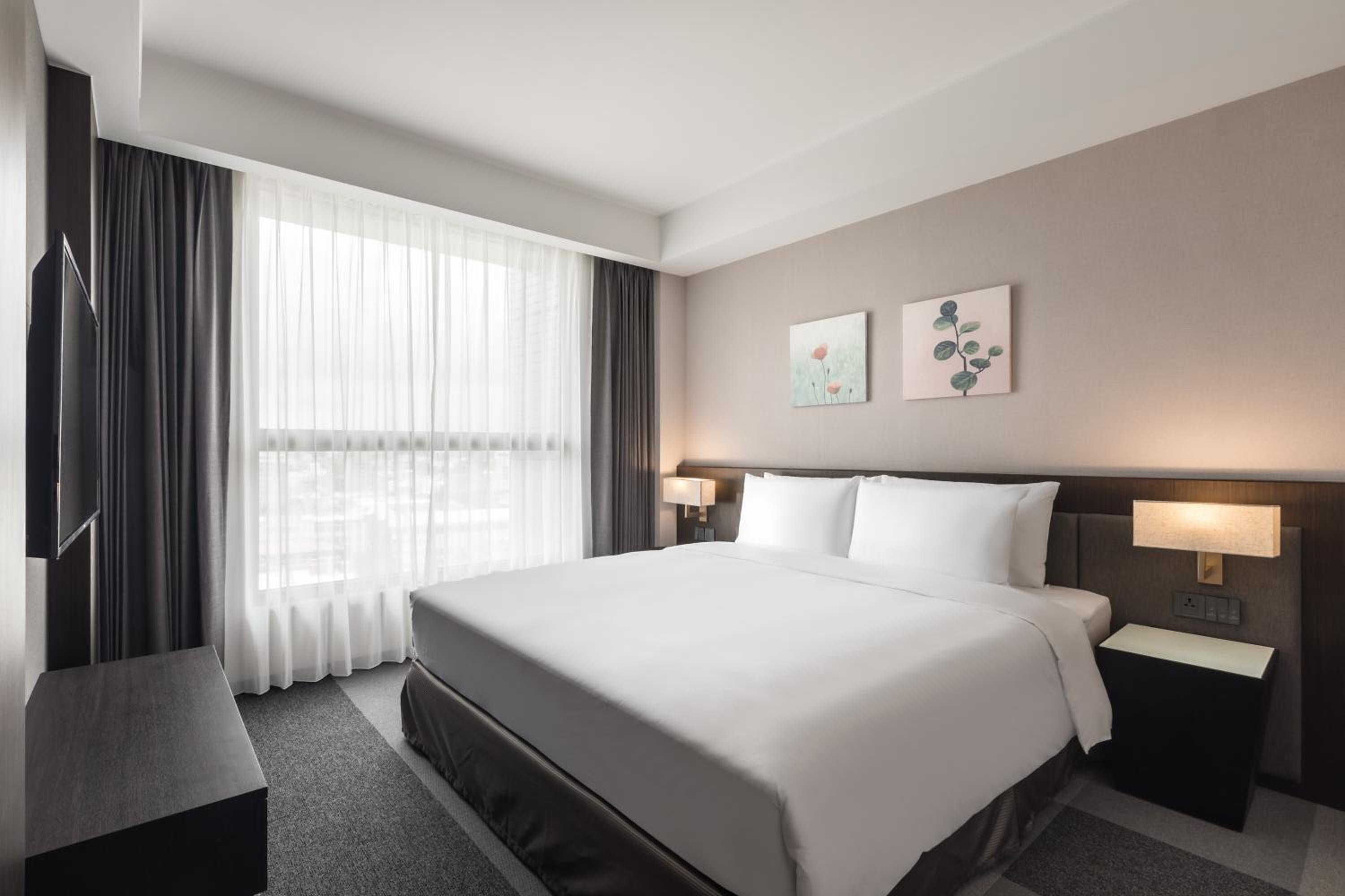 Lakeshore Suite - Photo 2