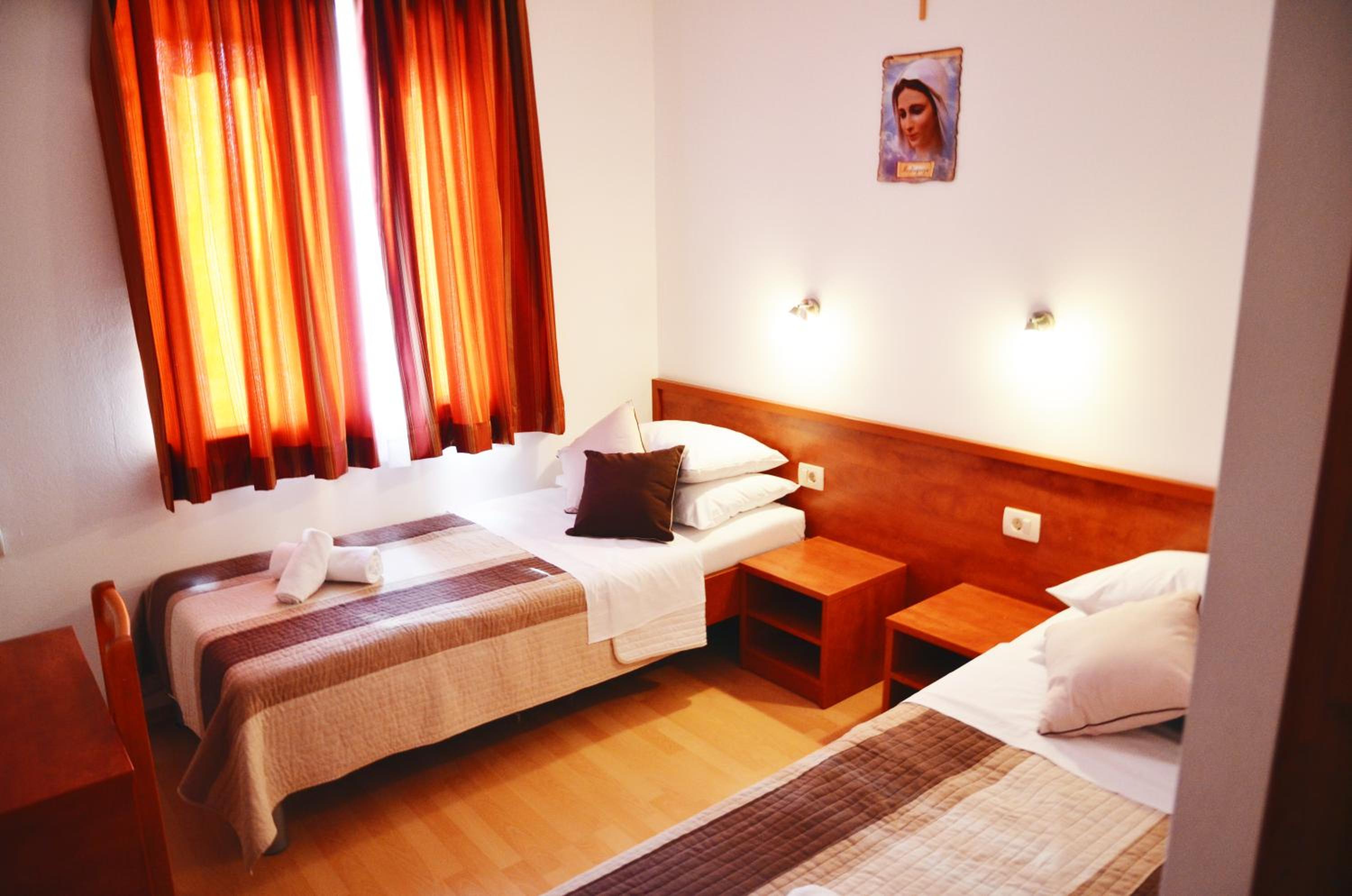 Standard Double or Twin Room - Photo 5