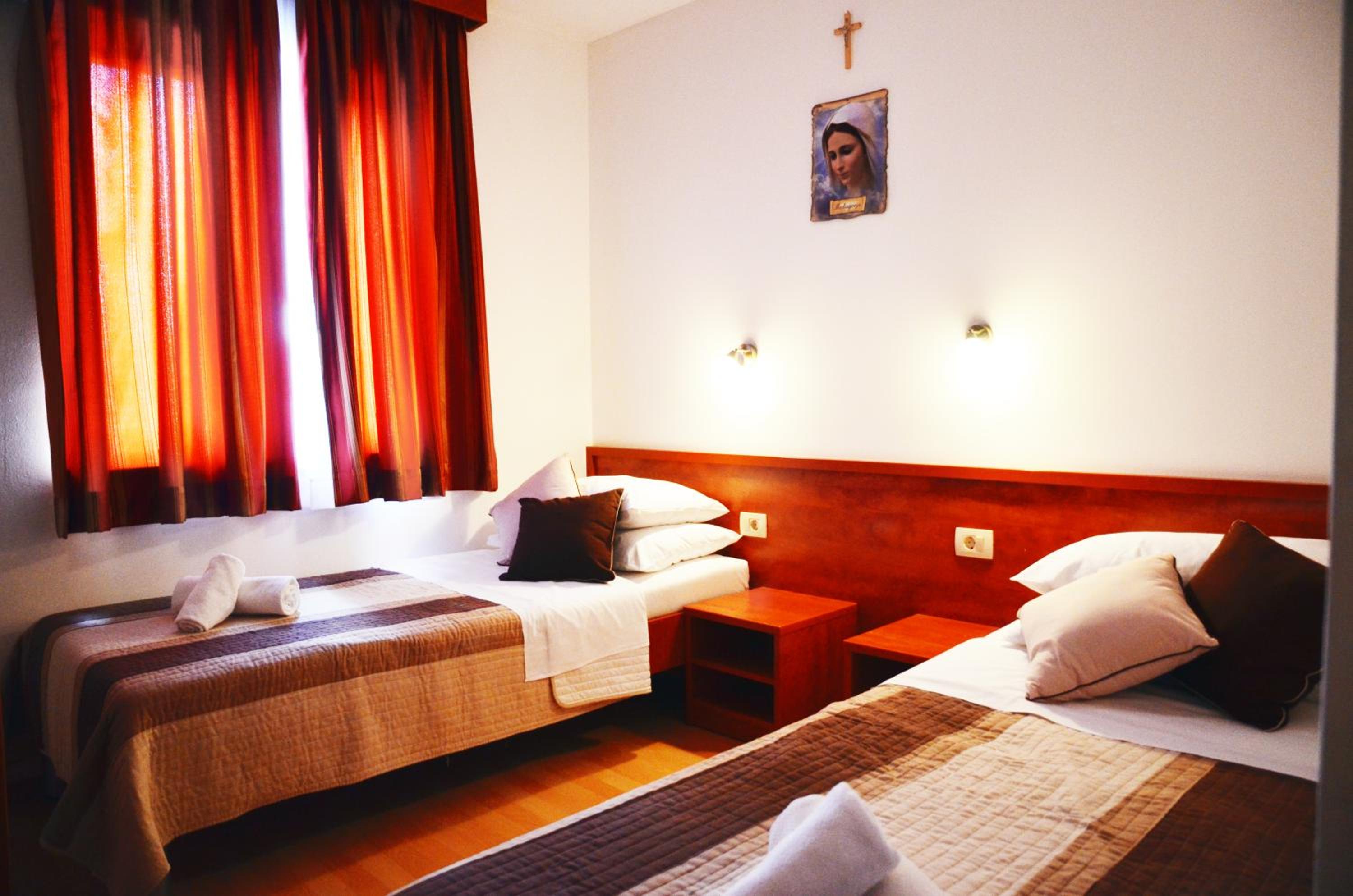 Standard Double or Twin Room - Photo 7