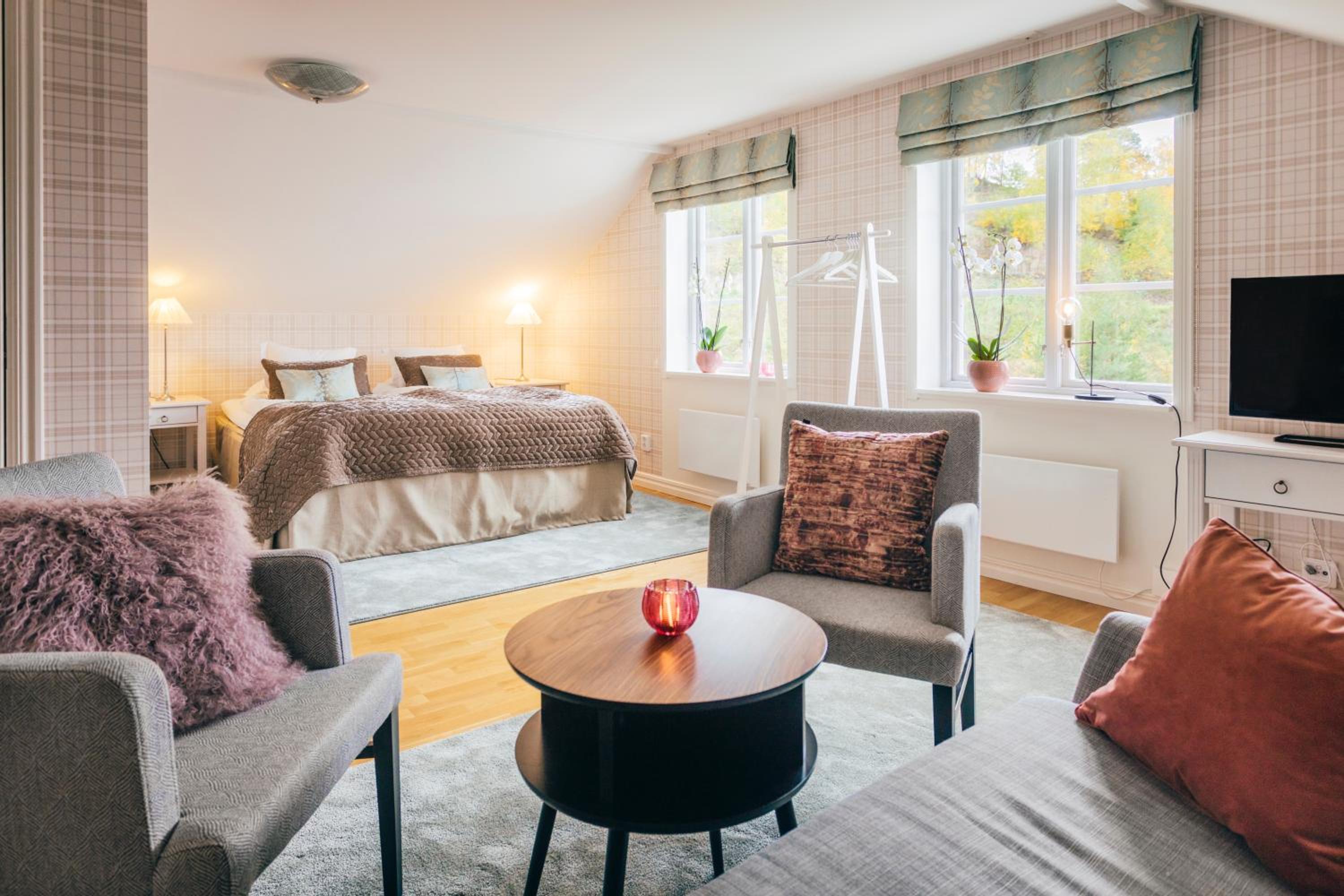 Deluxe King Suite photo 1