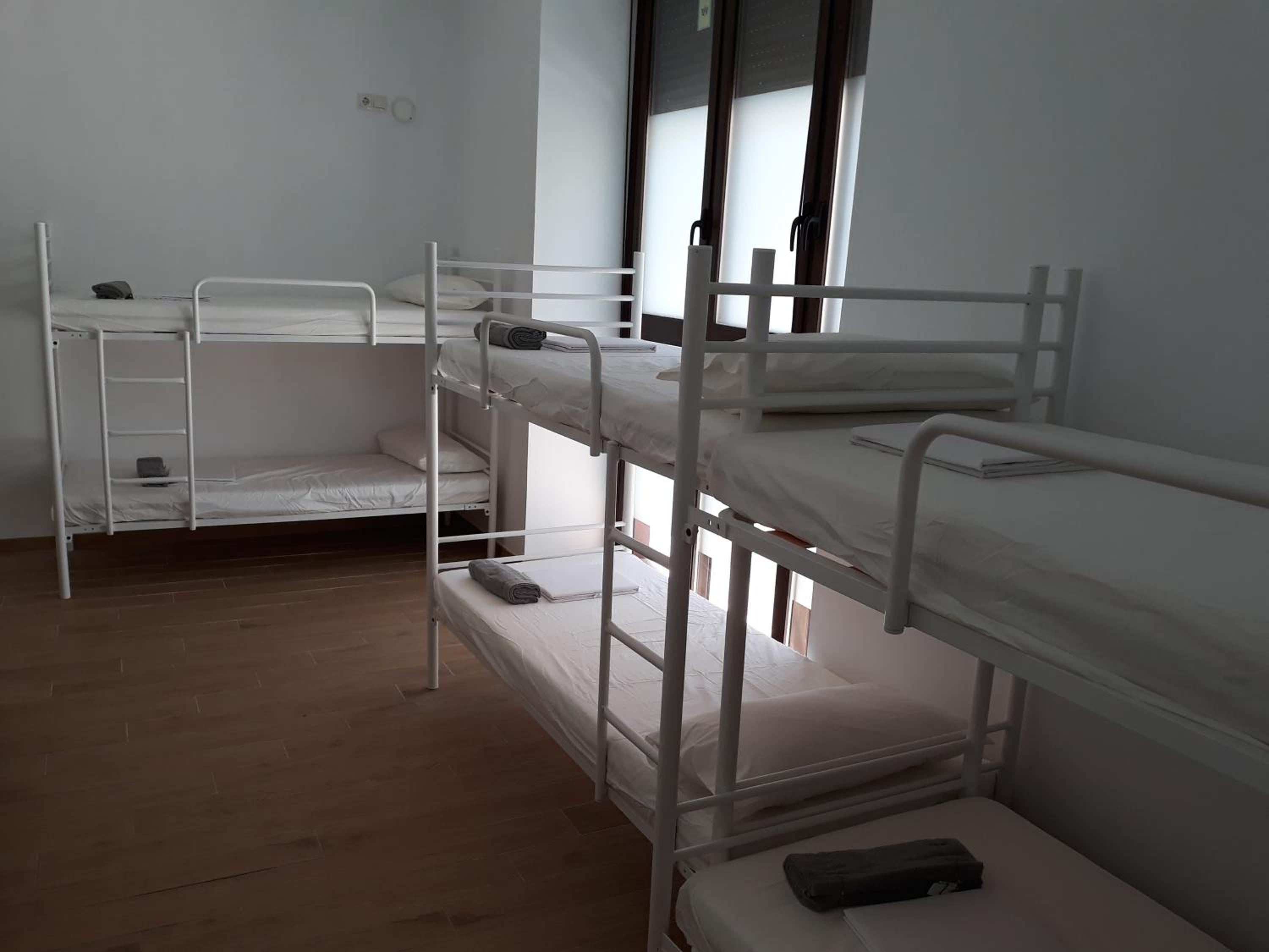 Cama individual en habitación compartida femenina (10 adultos)