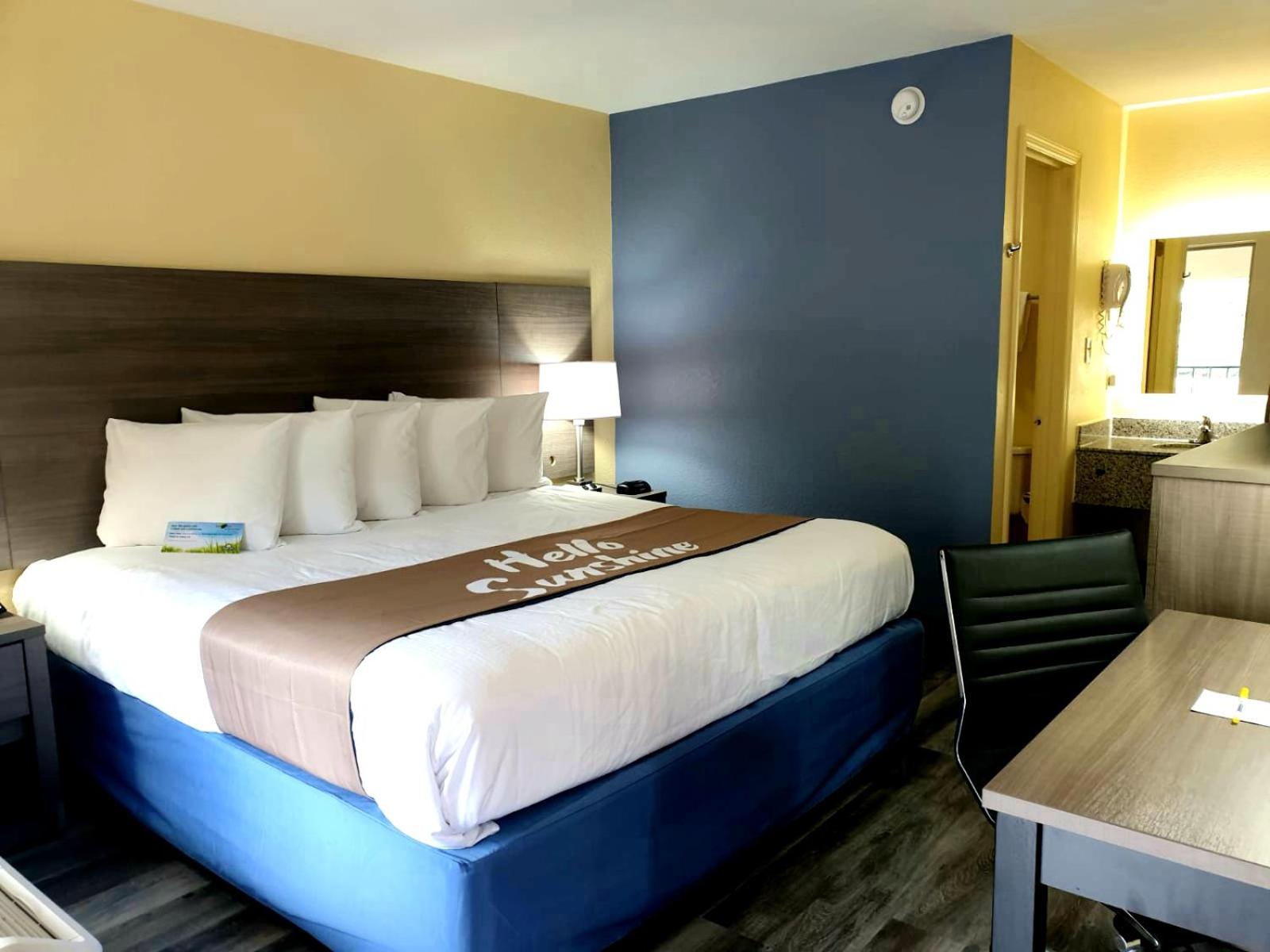 King Room - Non-Smoking - Photo 1