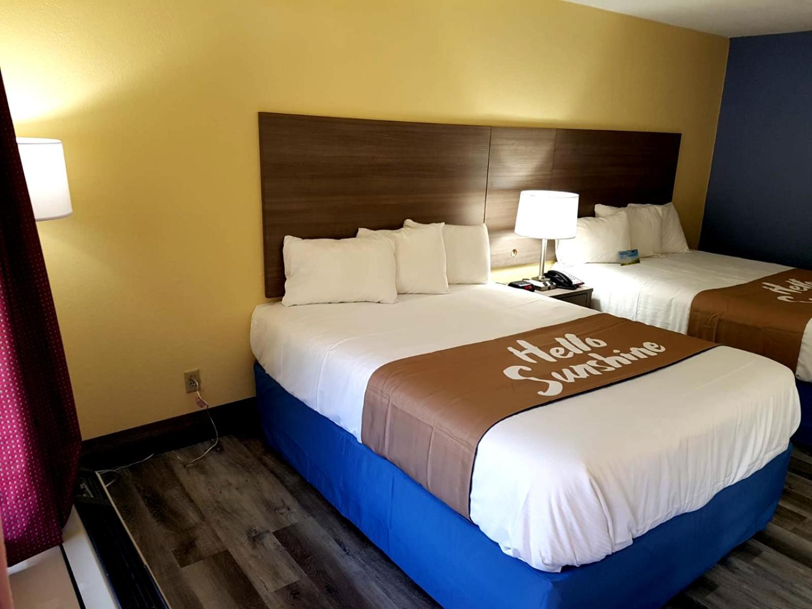 Queen Room with Two Queen Beds - Non-Smoking - Photo 8