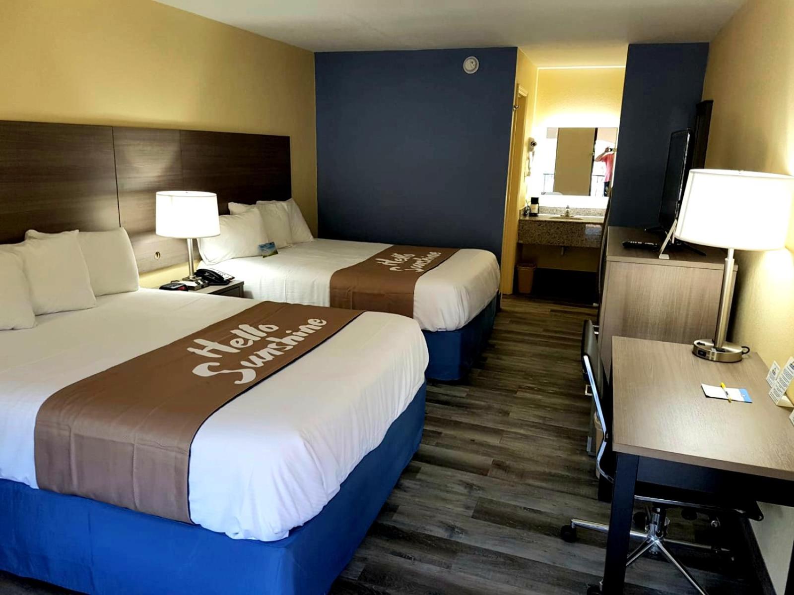 Queen Room with Two Queen Beds - Non-Smoking - Photo 6