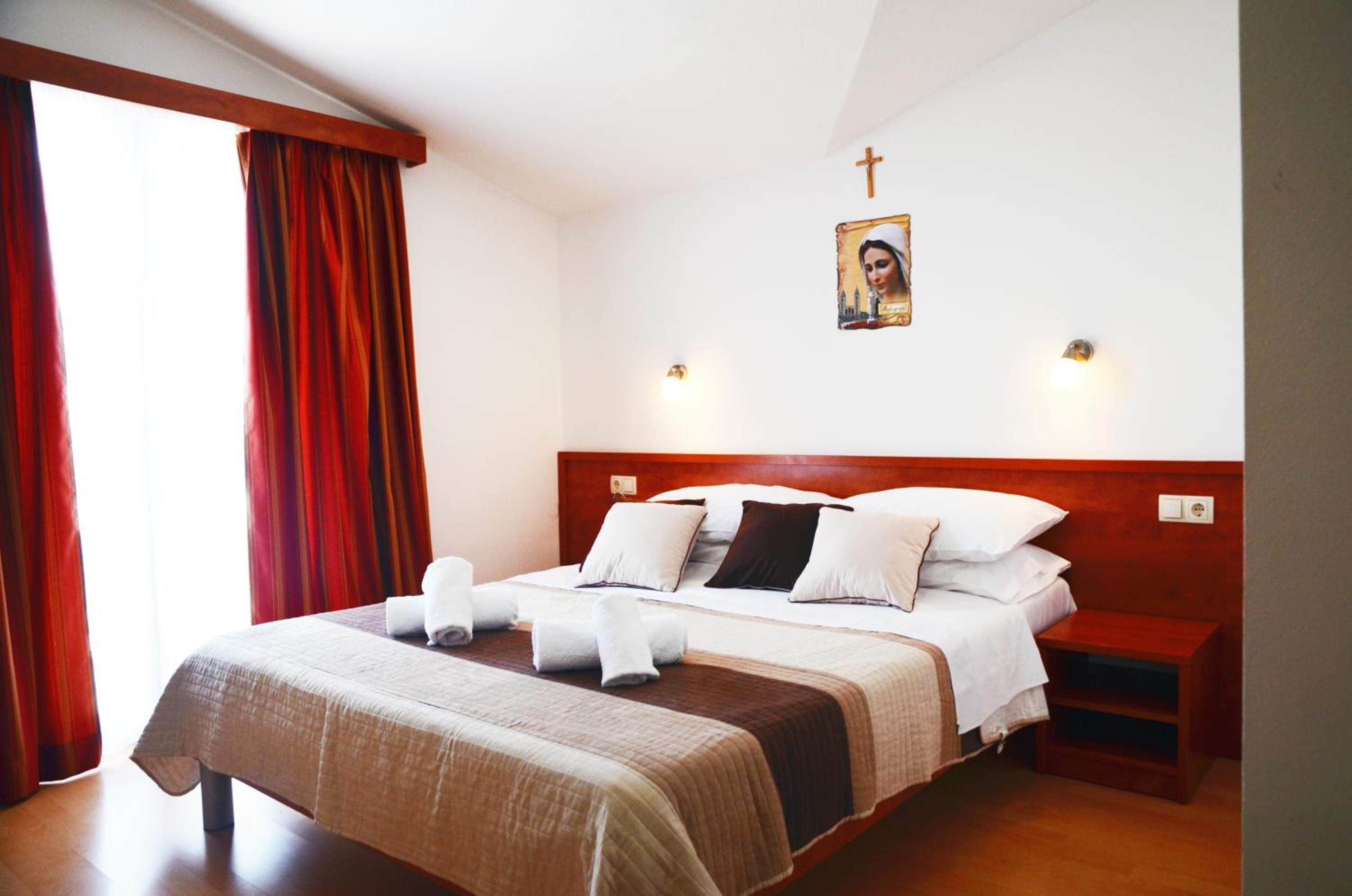 Standard Double or Twin Room - Photo 9