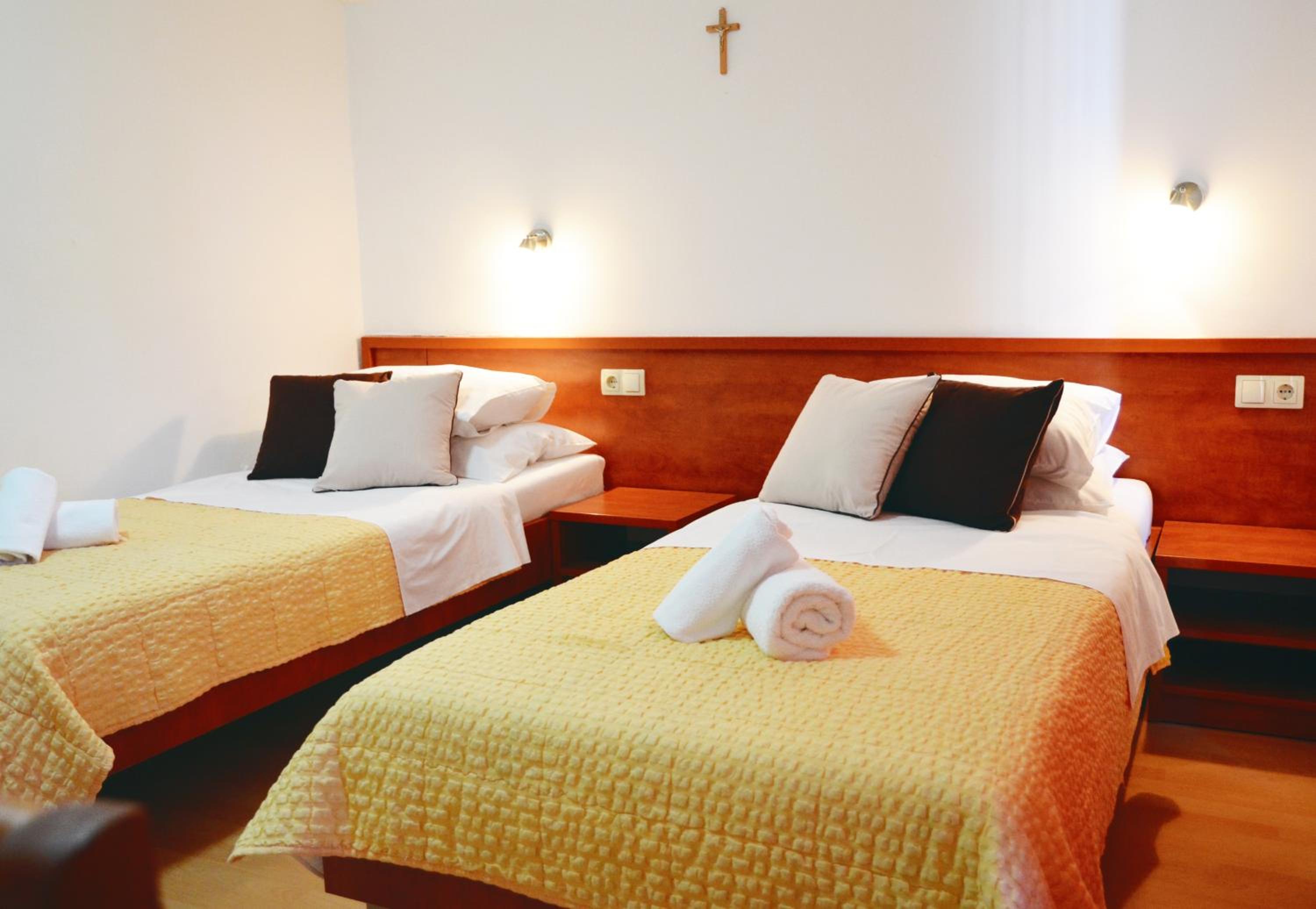 Standard Double or Twin Room - Photo 10
