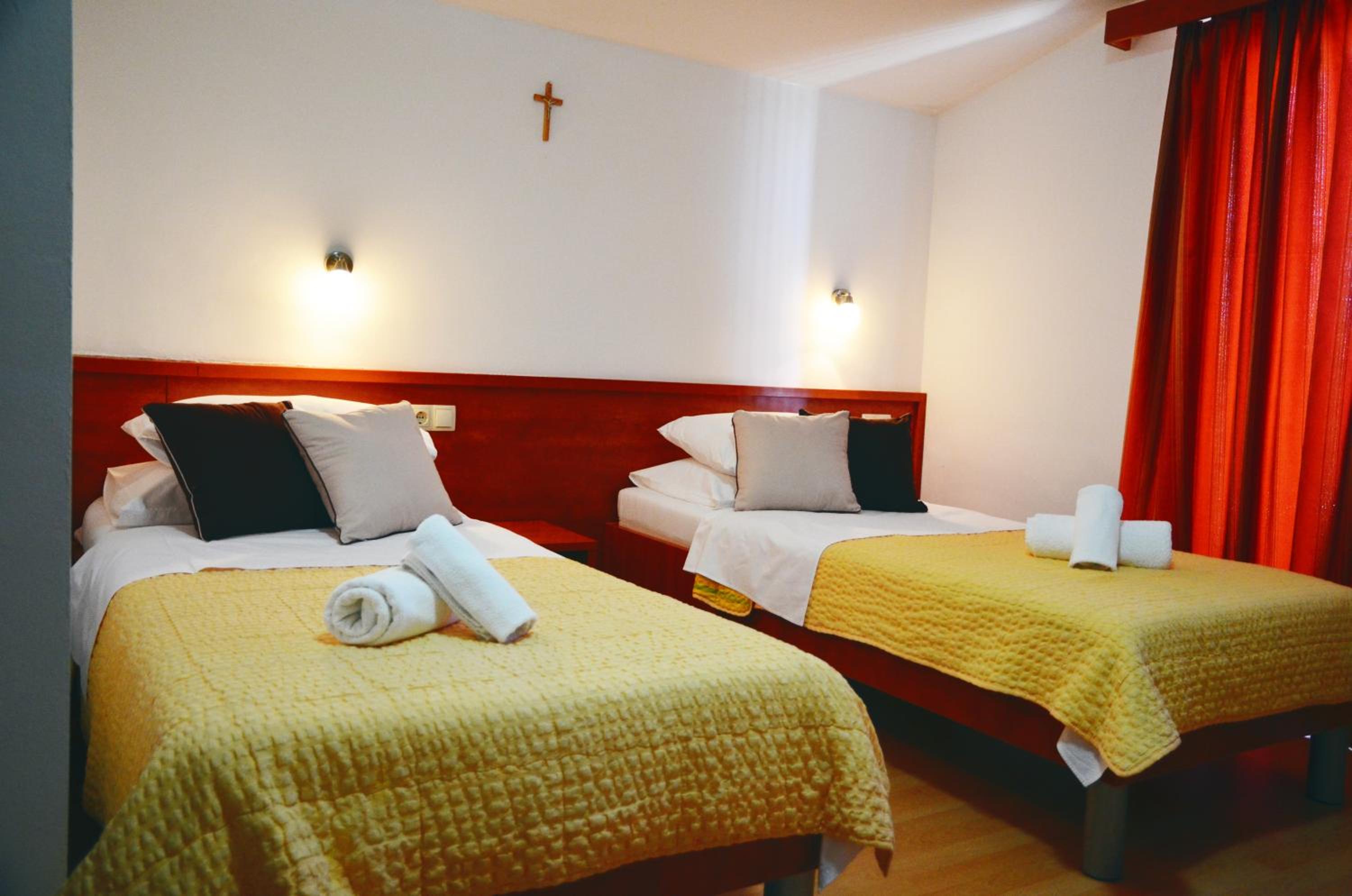 Standard Double or Twin Room - Photo 11