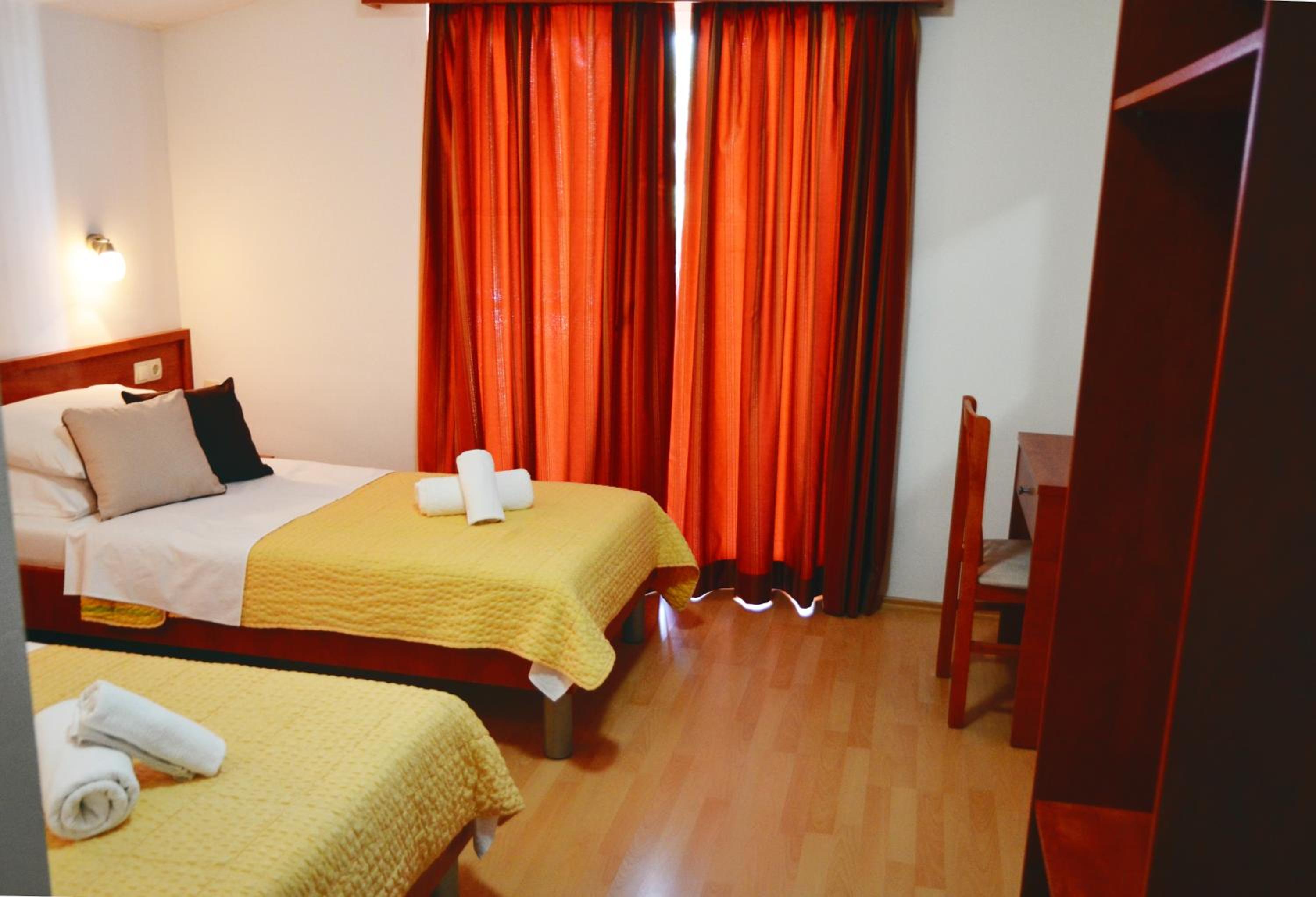 Standard Double or Twin Room - Photo 12