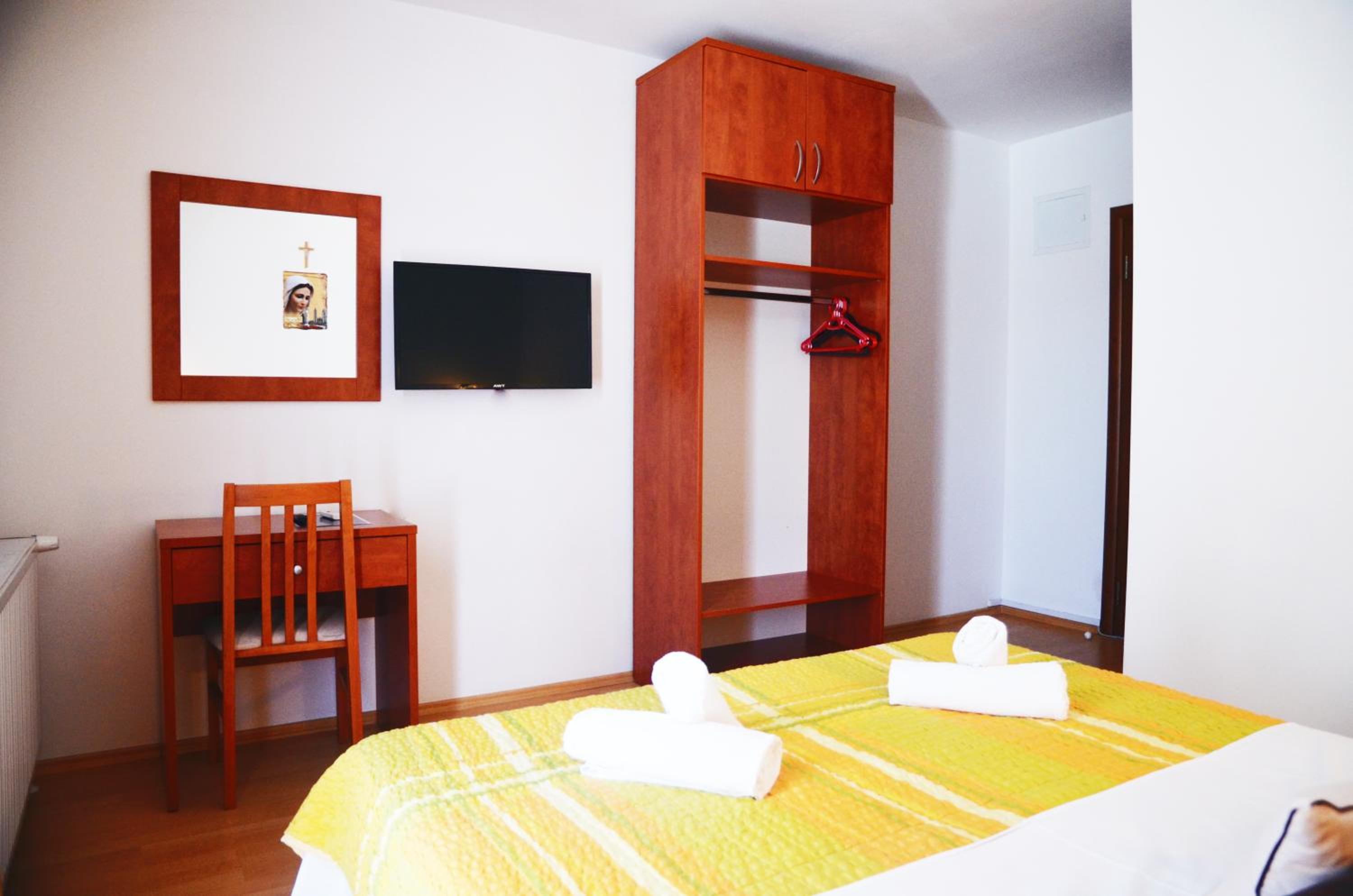 Standard Double or Twin Room - Photo 6