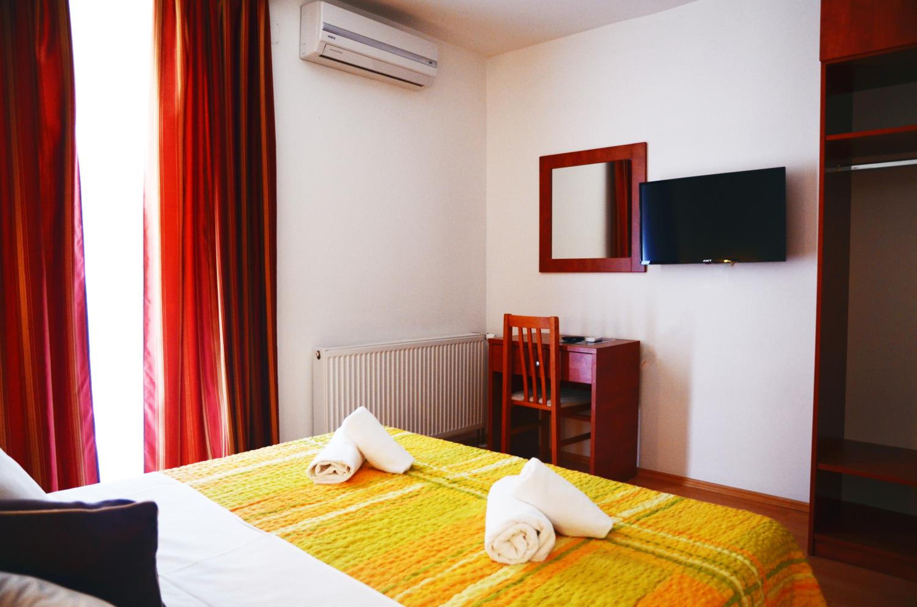 Standard Double or Twin Room - Photo 8