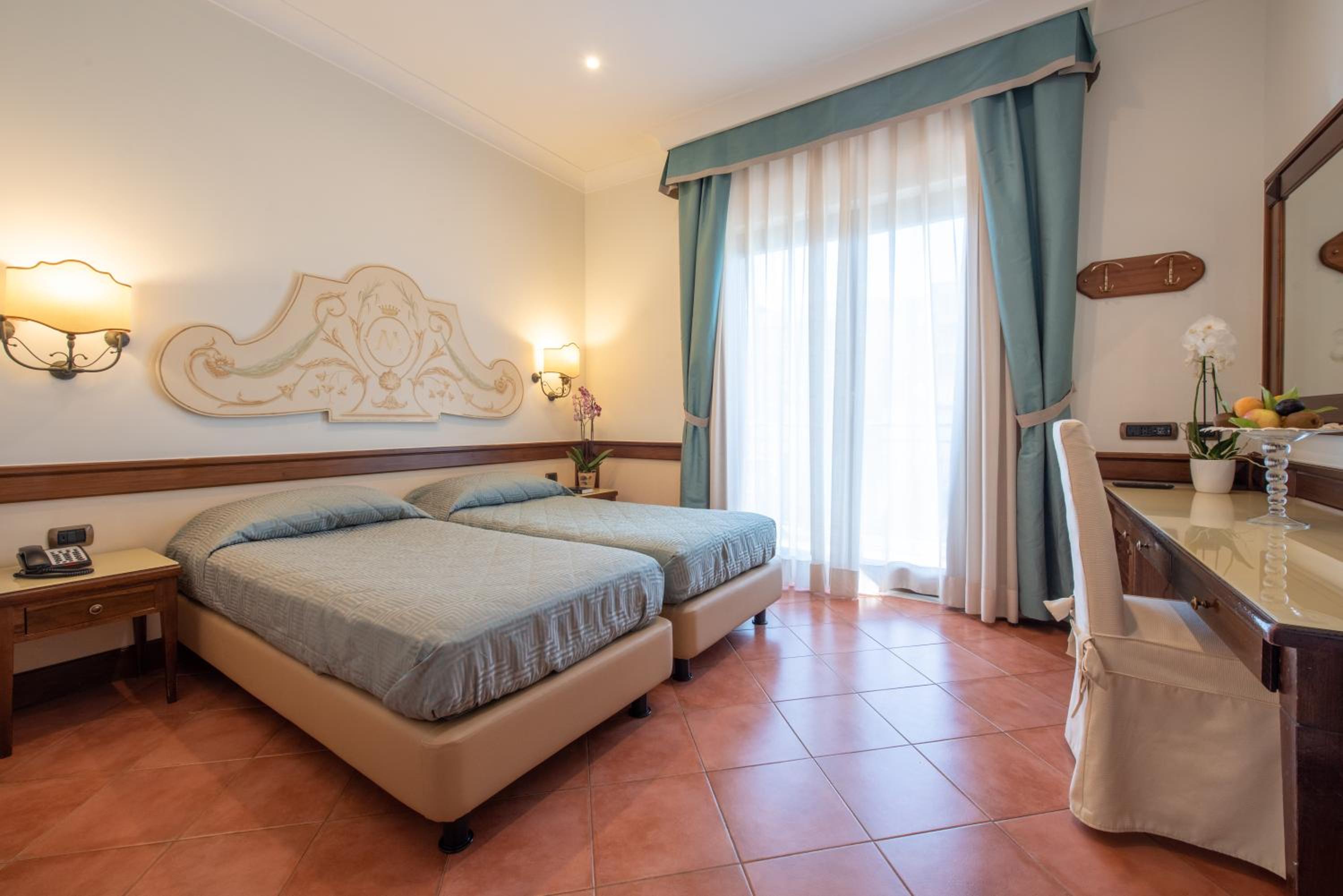 Double Room with Balcony thumbnail 5