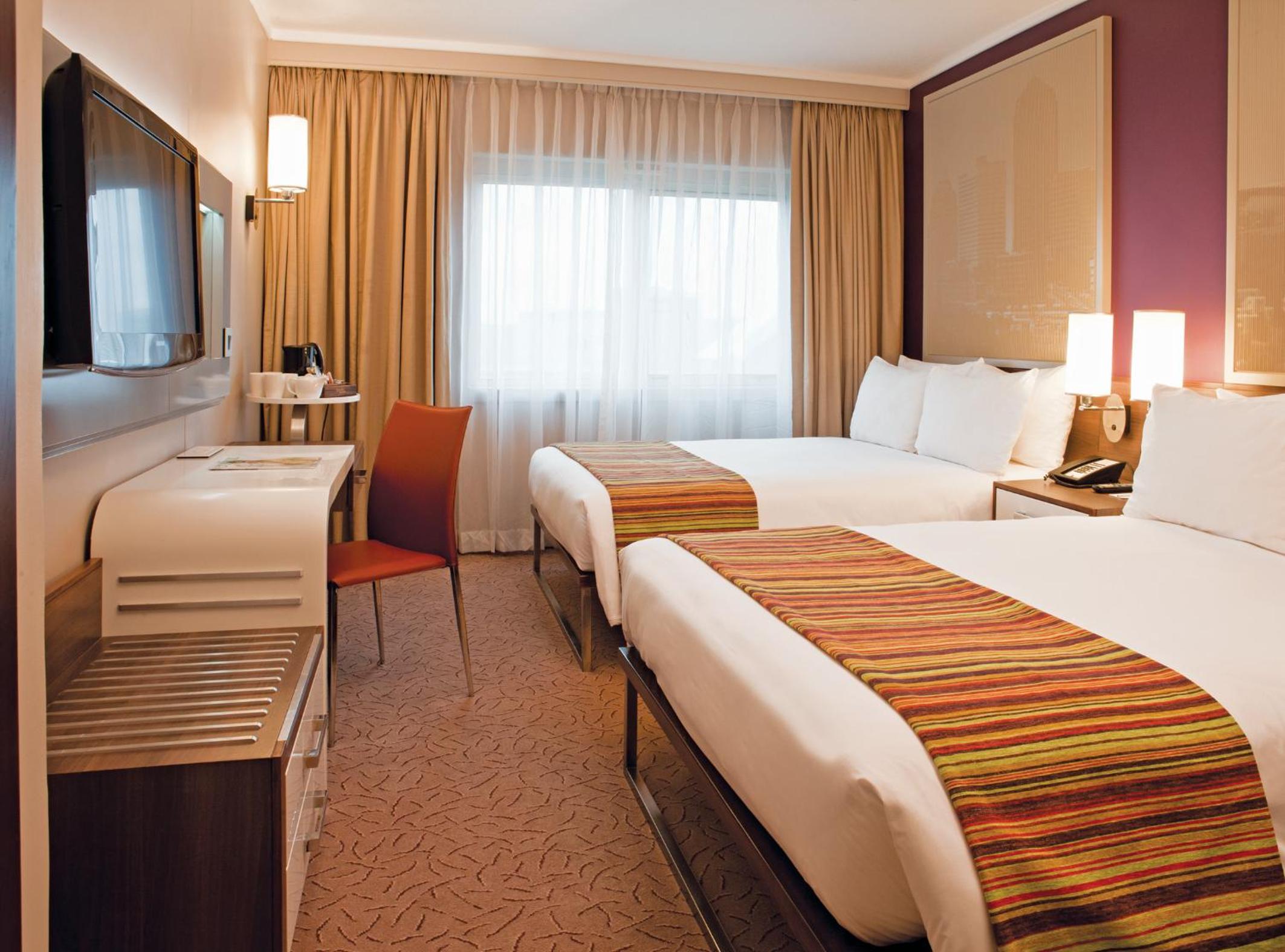 Standard Double Room with 2 Double Beds - Non Smoking thumbnail 5