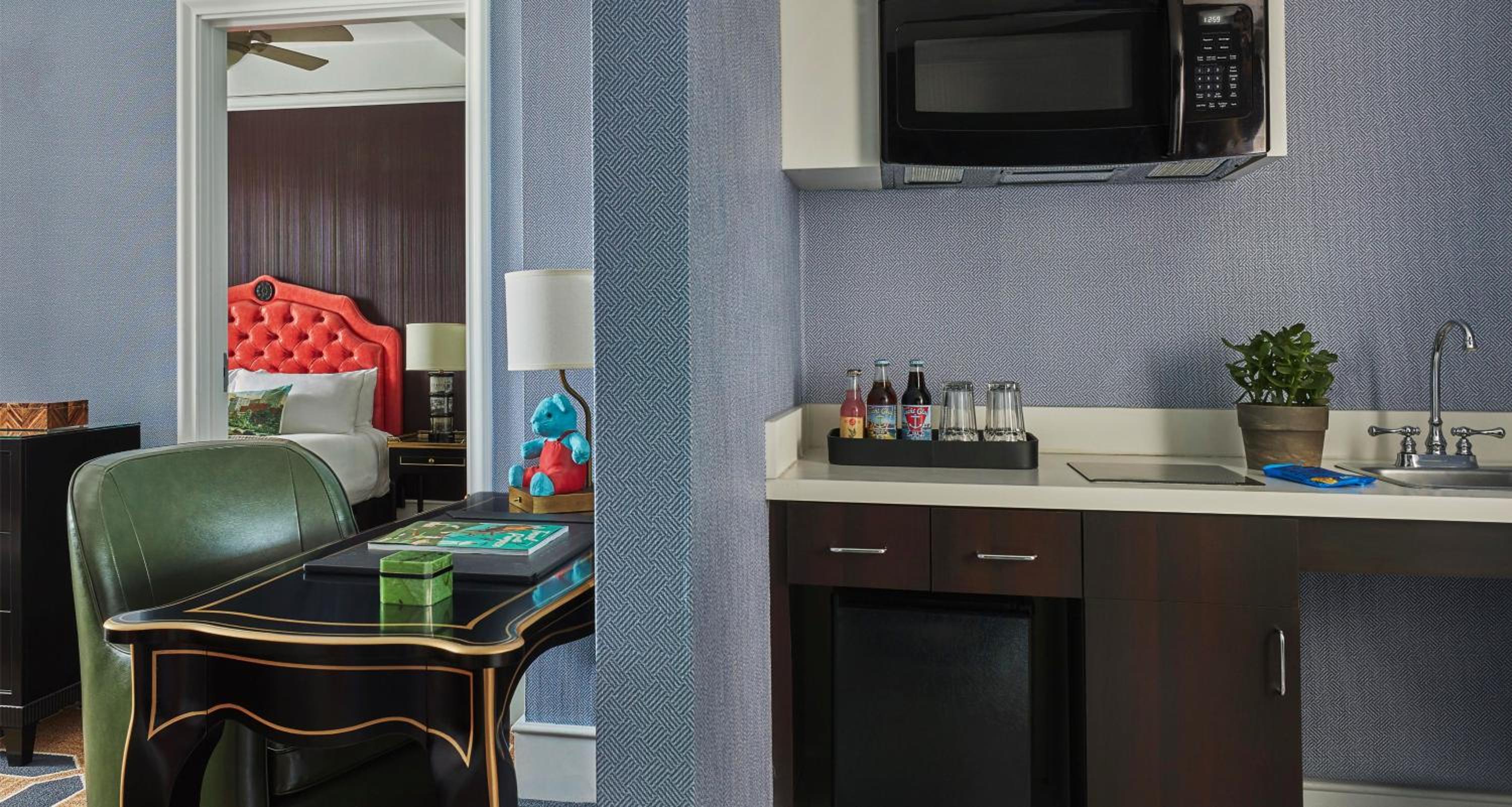 King Suite with Roll-In Shower - Disability Access photo 2