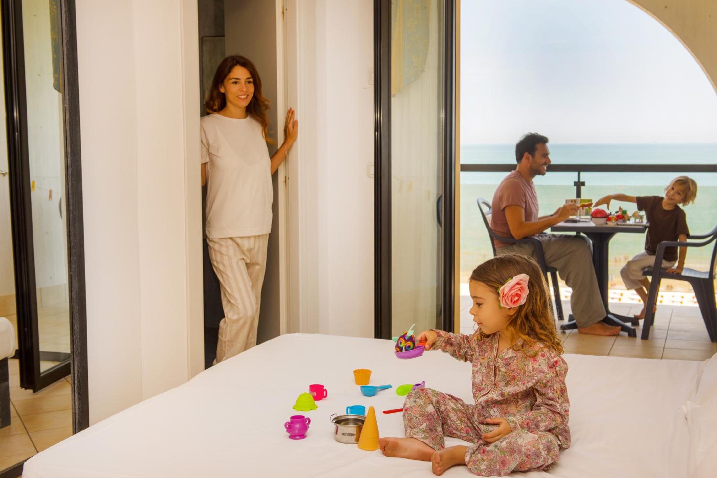 Family Room with Sea View photo 2
