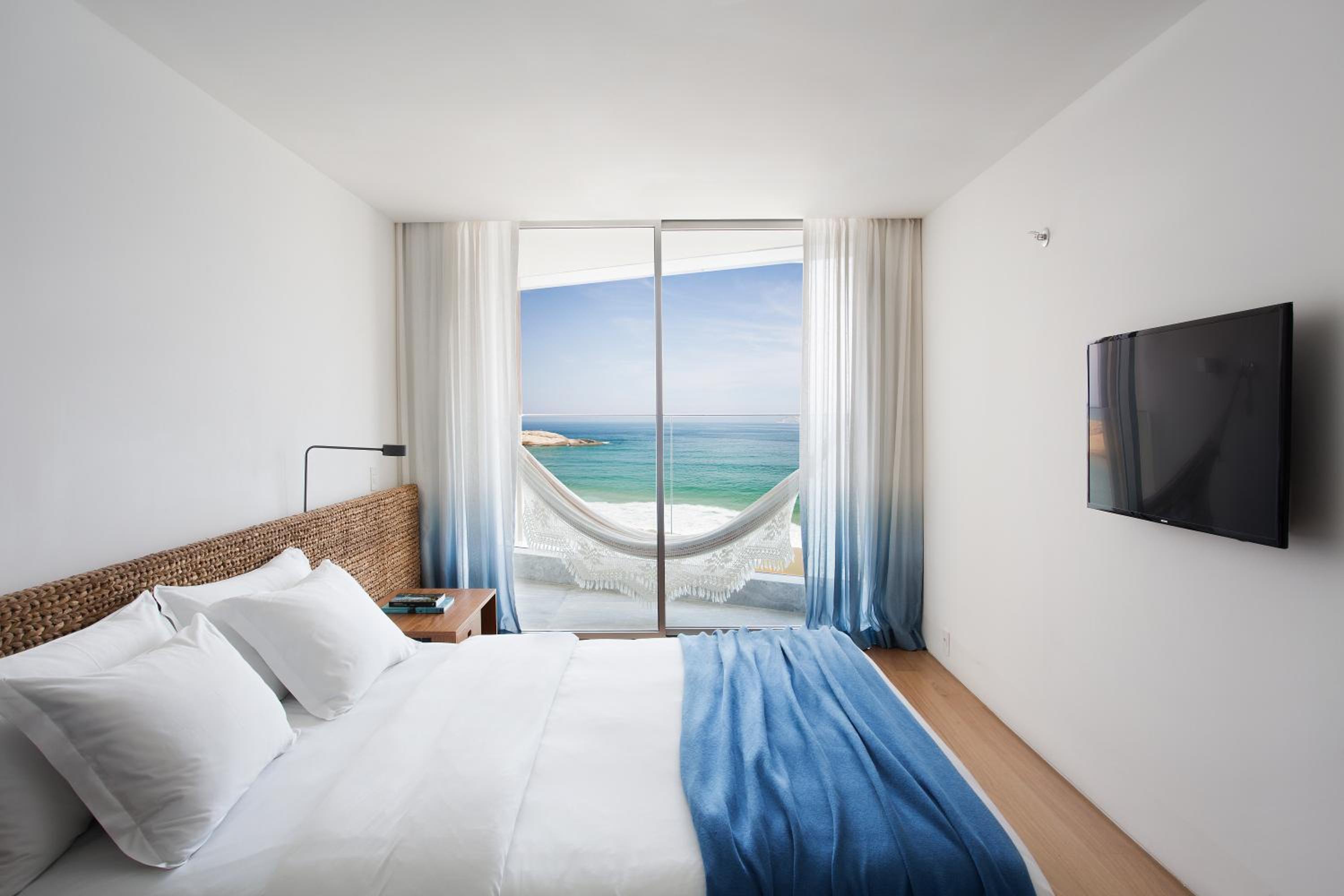 Large room with balcony with sea view