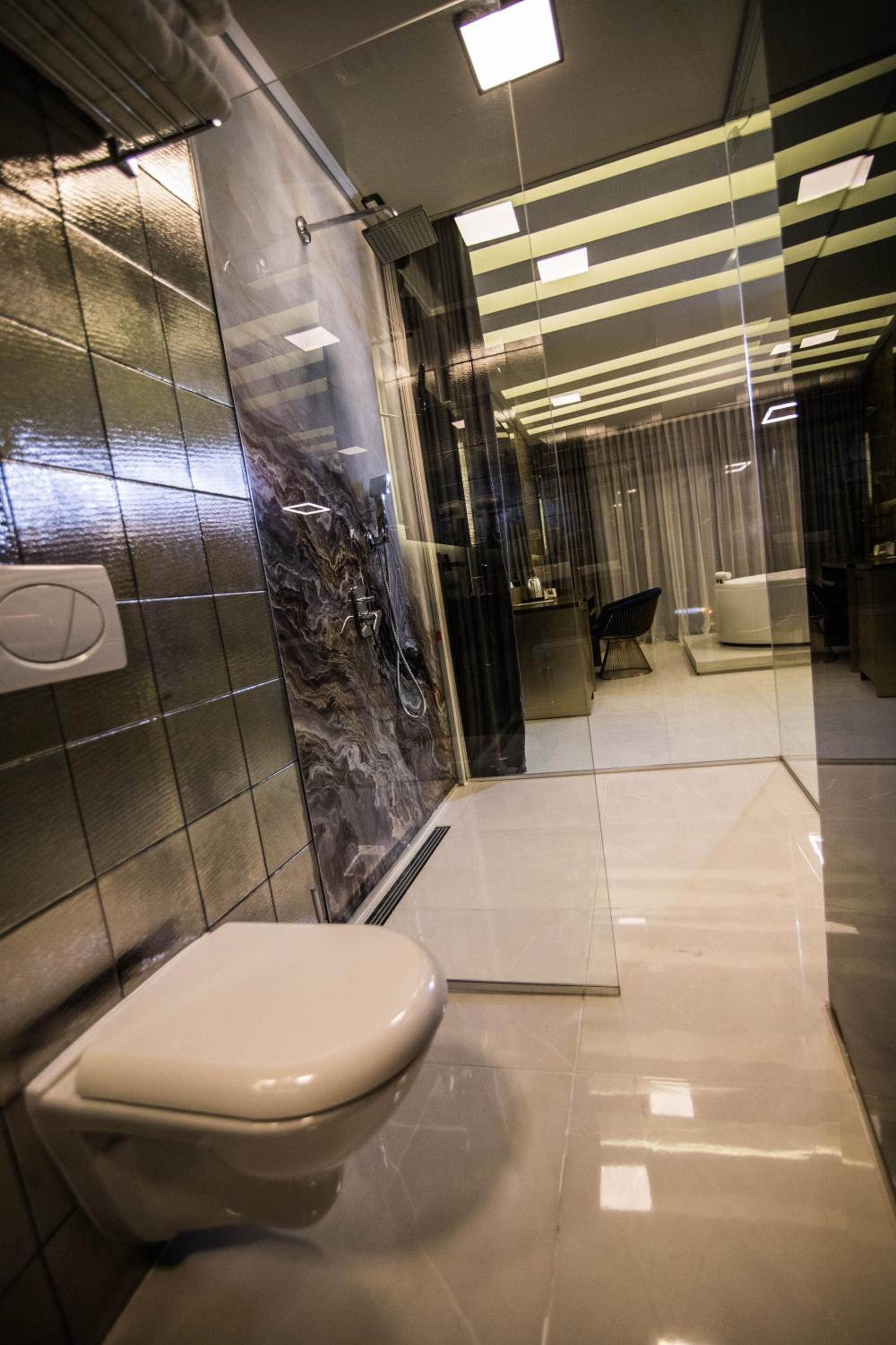 Deluxe Suite with Spa Bath photo 3