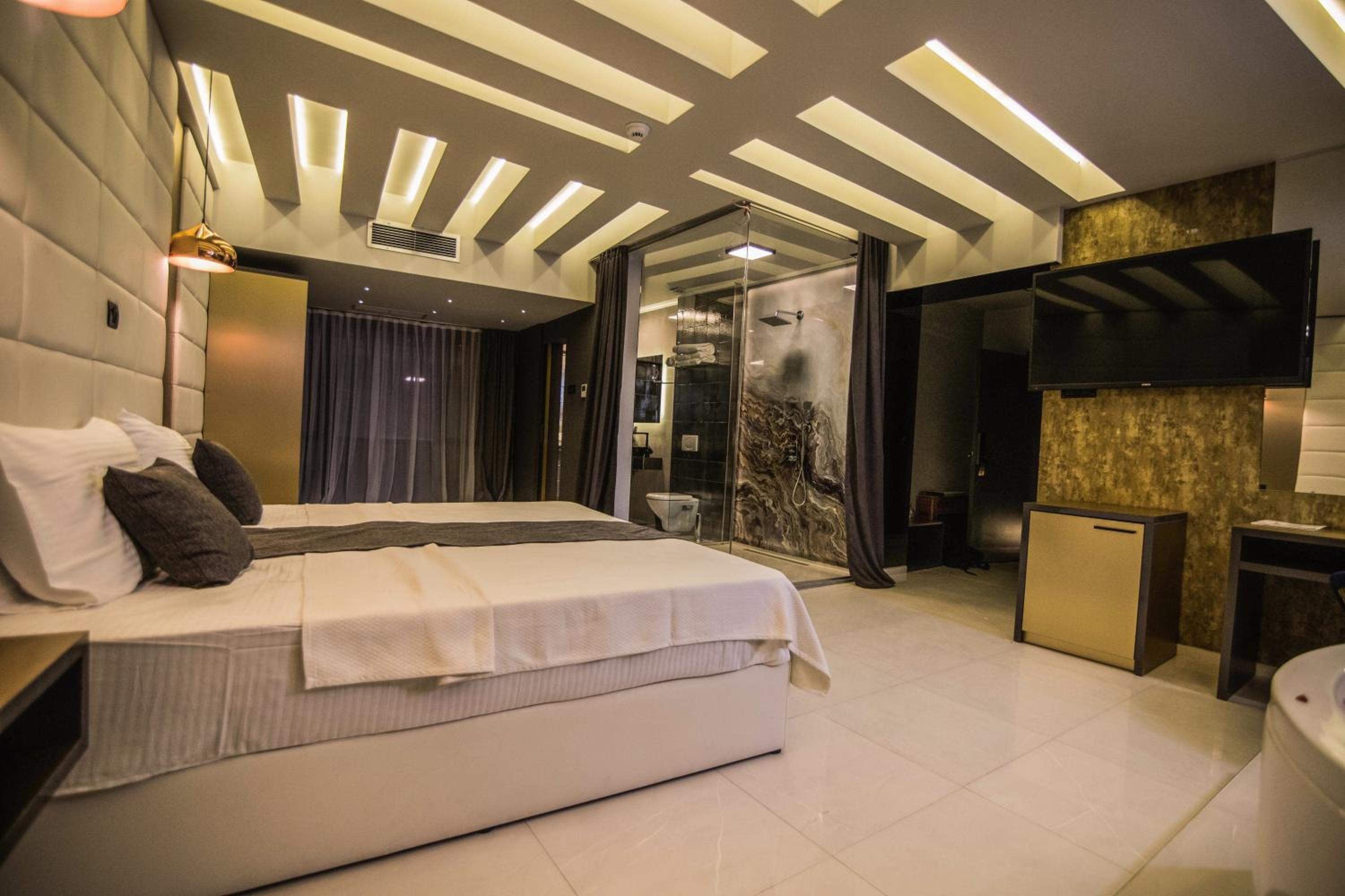 Deluxe Suite with Spa Bath photo 1