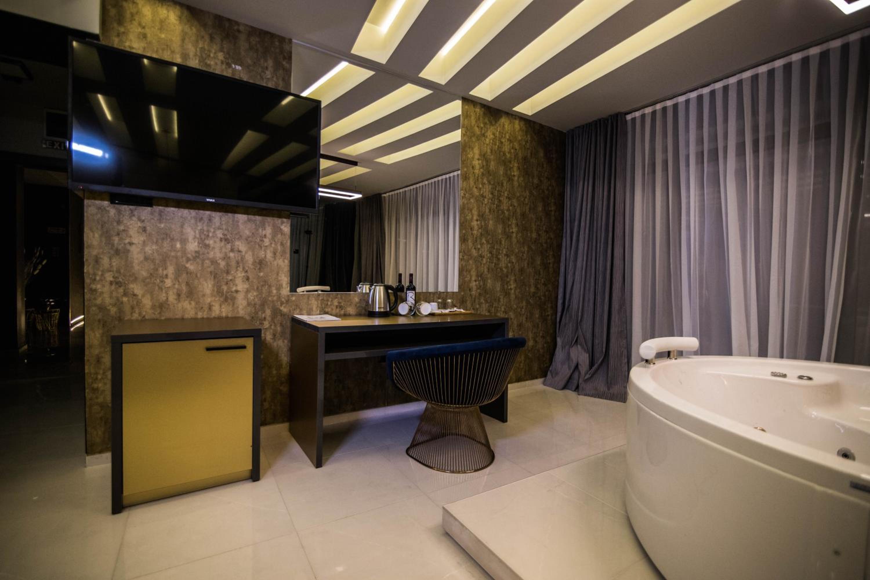 Deluxe Suite with Spa Bath photo 3