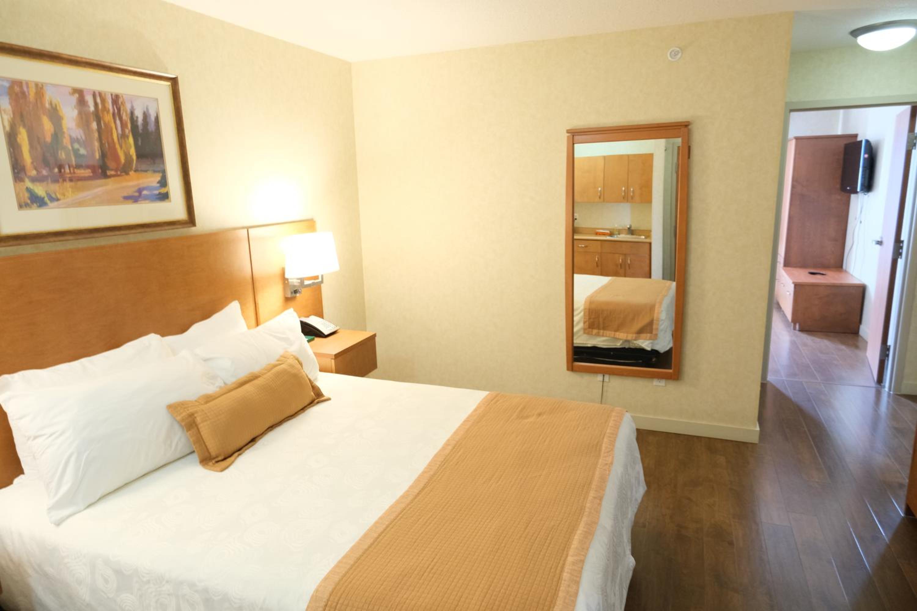 Executive Queen Room with Two Queen Beds - Photo 10