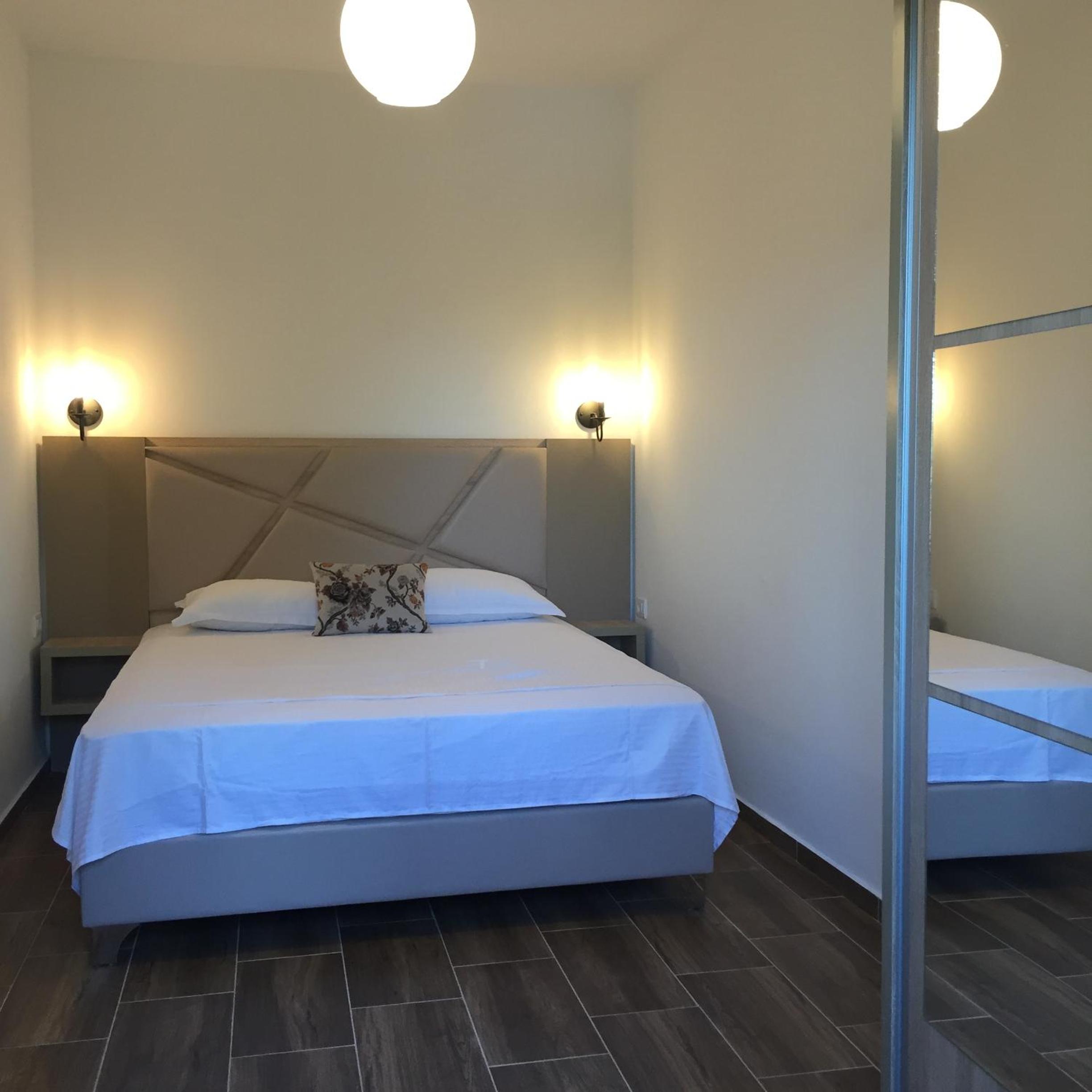 One-Bedroom Apartment with Garden photo 2