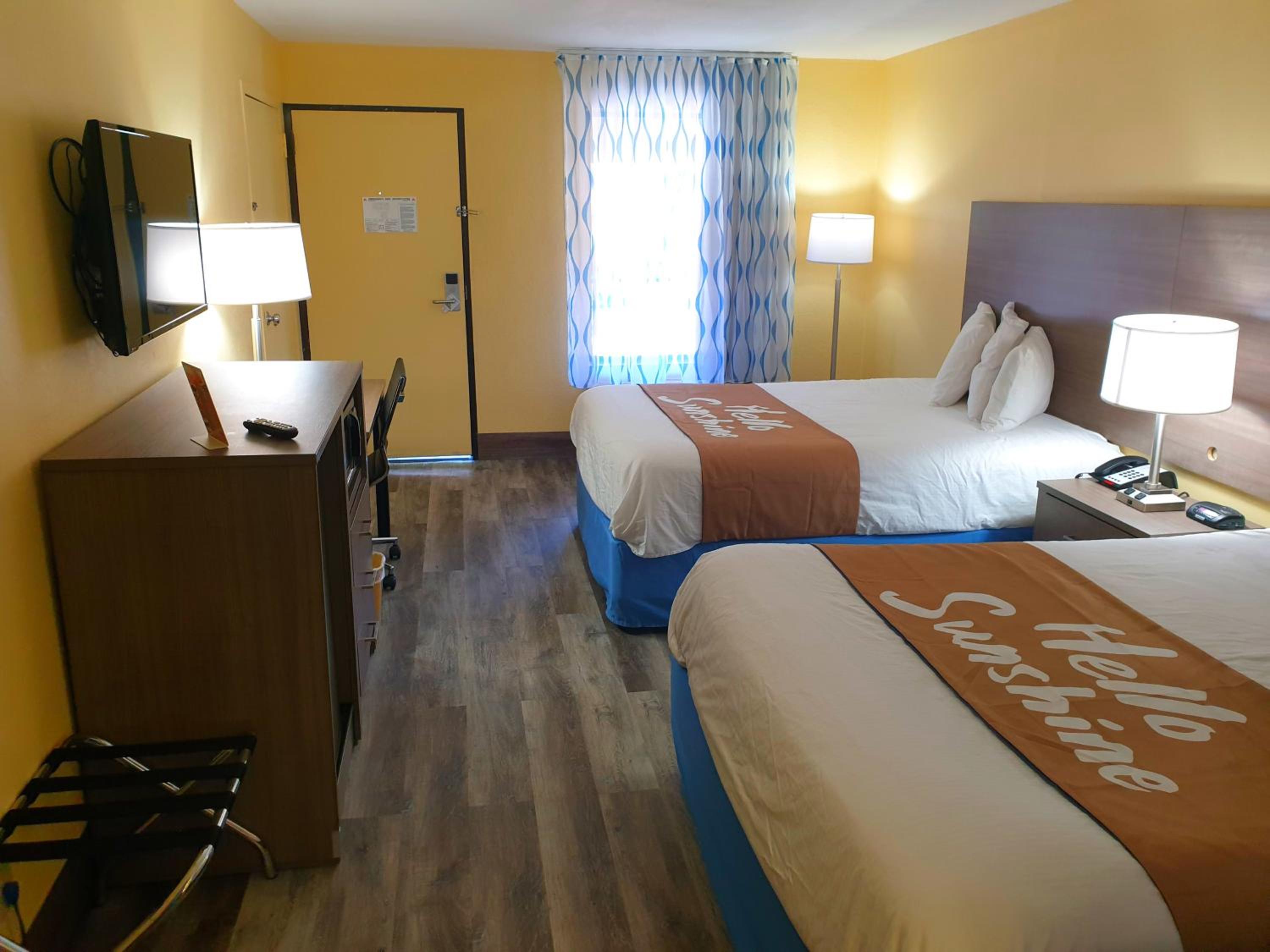 Queen Room with Two Queen Beds - Non-Smoking - Photo 7