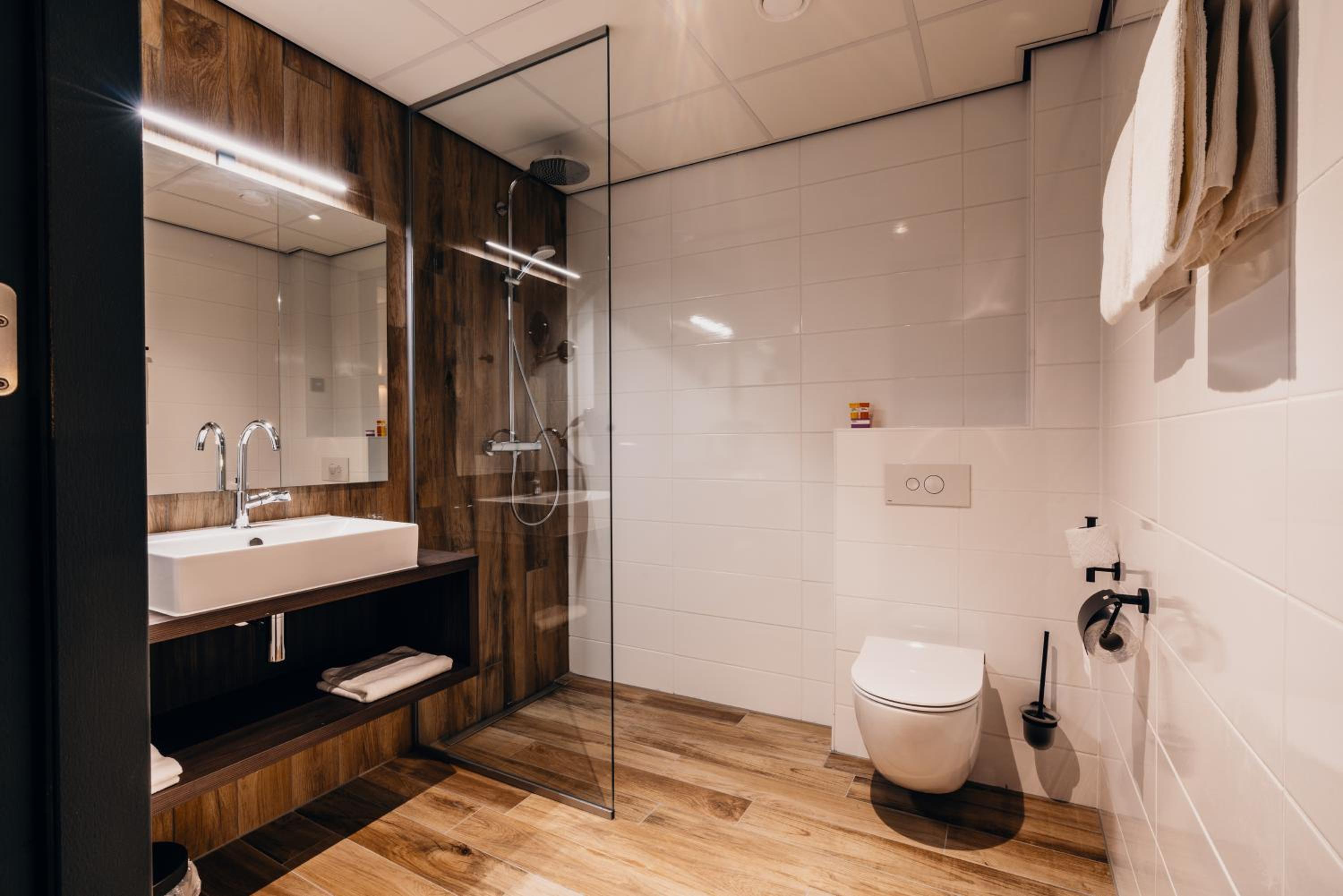 Deluxe Double Room with Shower - Photo 3