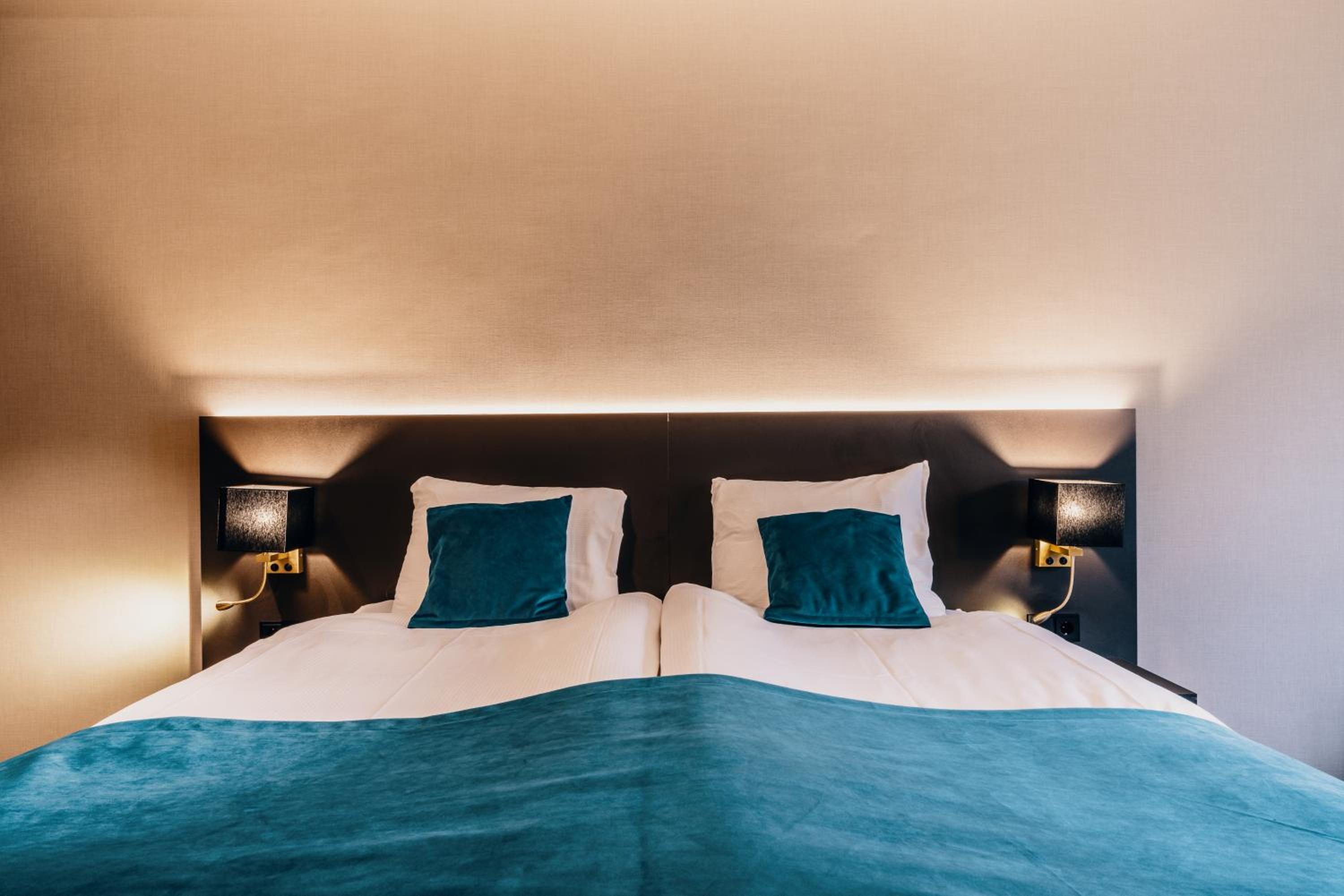 Deluxe Double Room with Shower - Photo 4